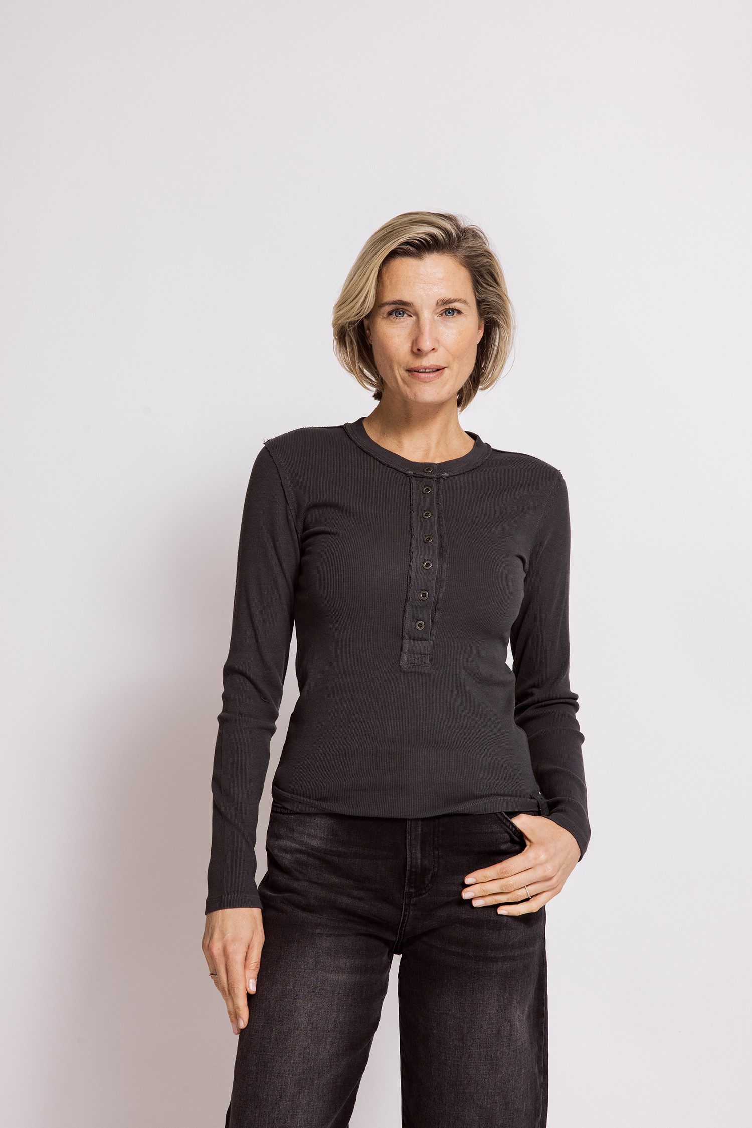 Zhrill Langarmshirt NAMI bequeme Passform, unifarben, offene Kanten
