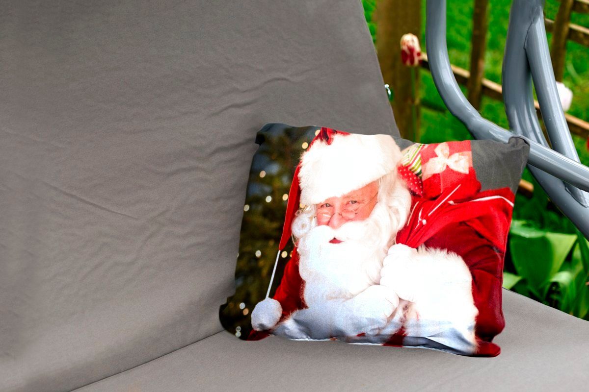 über einen Weihnachtsmanns, Porträt der der, MuchoWow Dekokissen roten Dekokissenbezug, Outdoor-Dekorationskissen, des Sack Polyester, Ein Kissenhülle