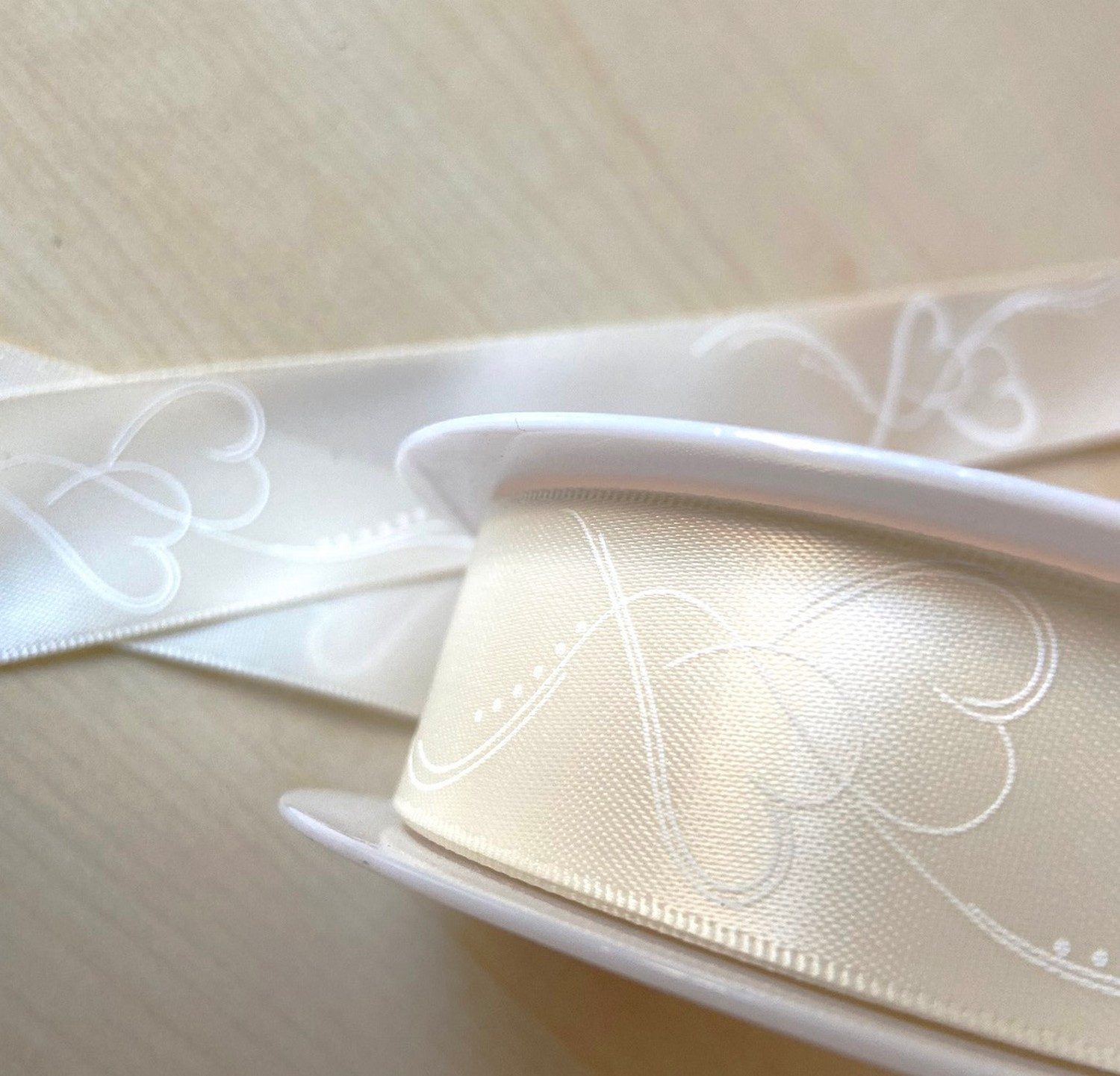 Deko AS Dekoband Satinband - creme - Herzband - Hochzeitsband mit weißem Herzendruck