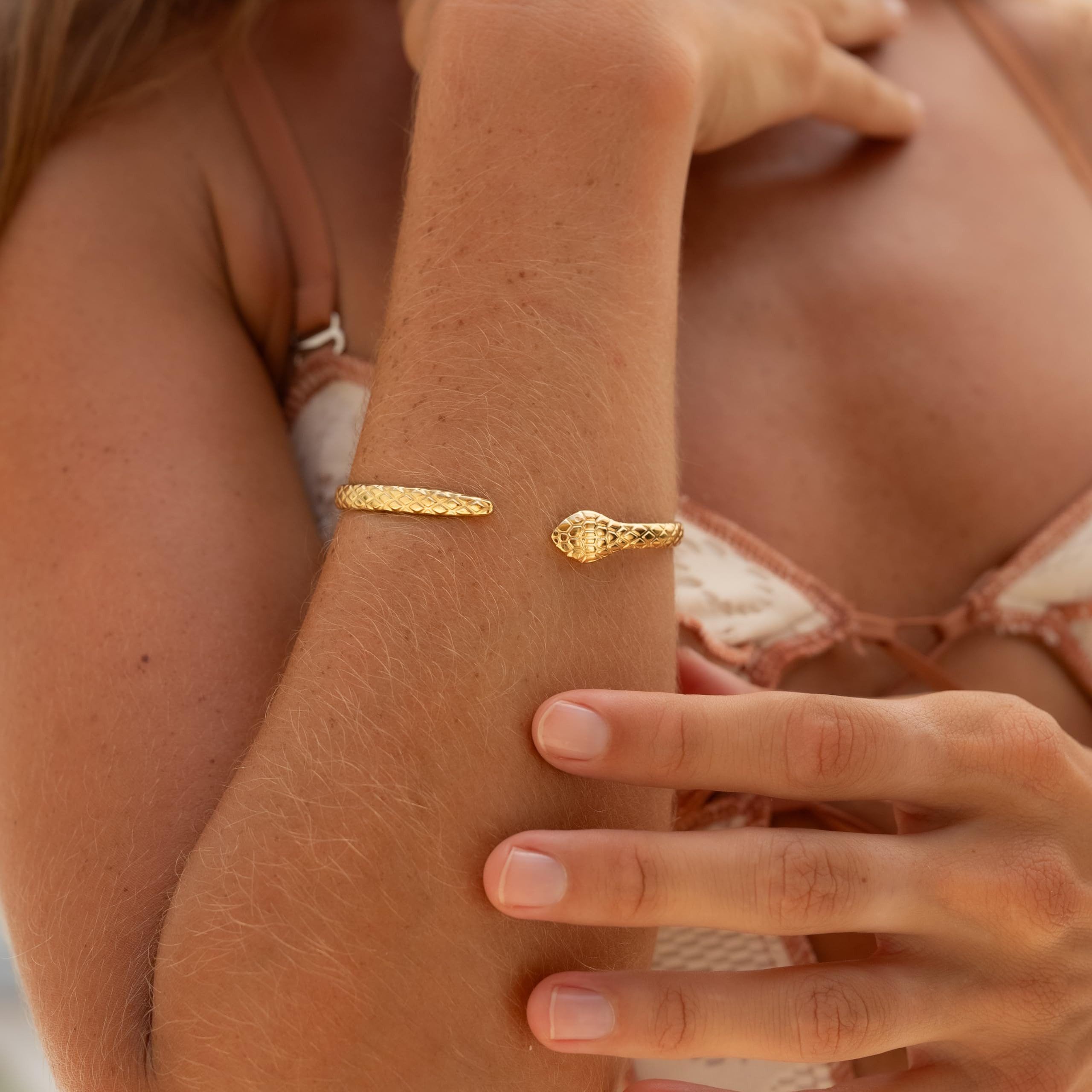 Made by Nami Armreif Edelstahl Armreif Gold Schmuck Damen Gehämmert Geschenke für Frauen, Wasserfest & Verstellbar Geschenkideen Frauen oder Mädchen