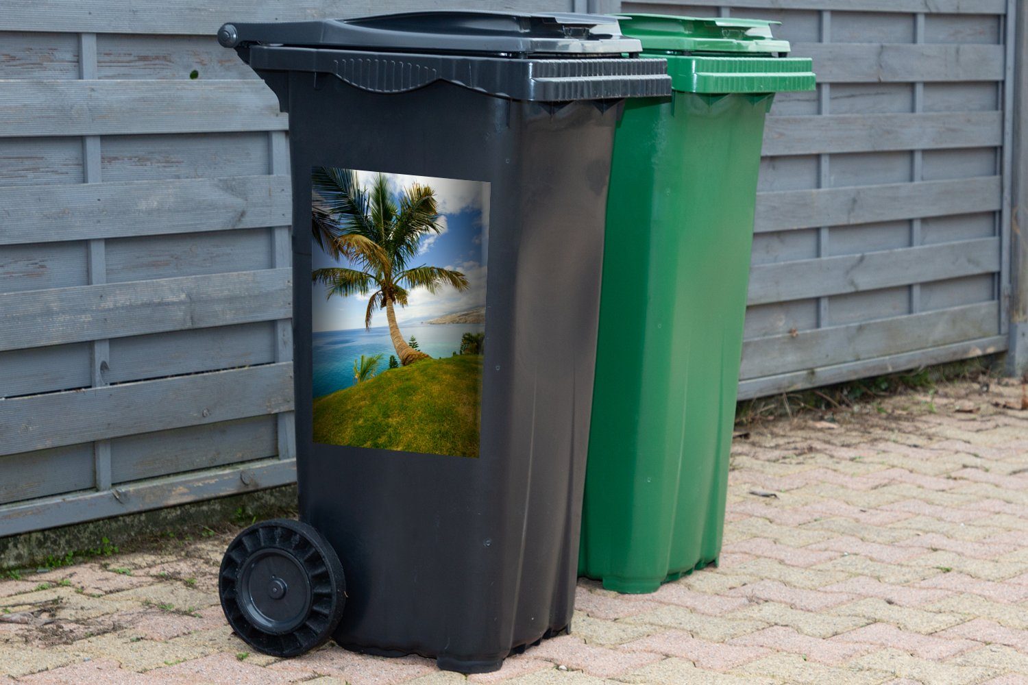 Küste Eine St), an Container, Mülltonne, Palme Teneriffa MuchoWow Wandsticker der (1 Sticker, Mülleimer-aufkleber, von Abfalbehälter