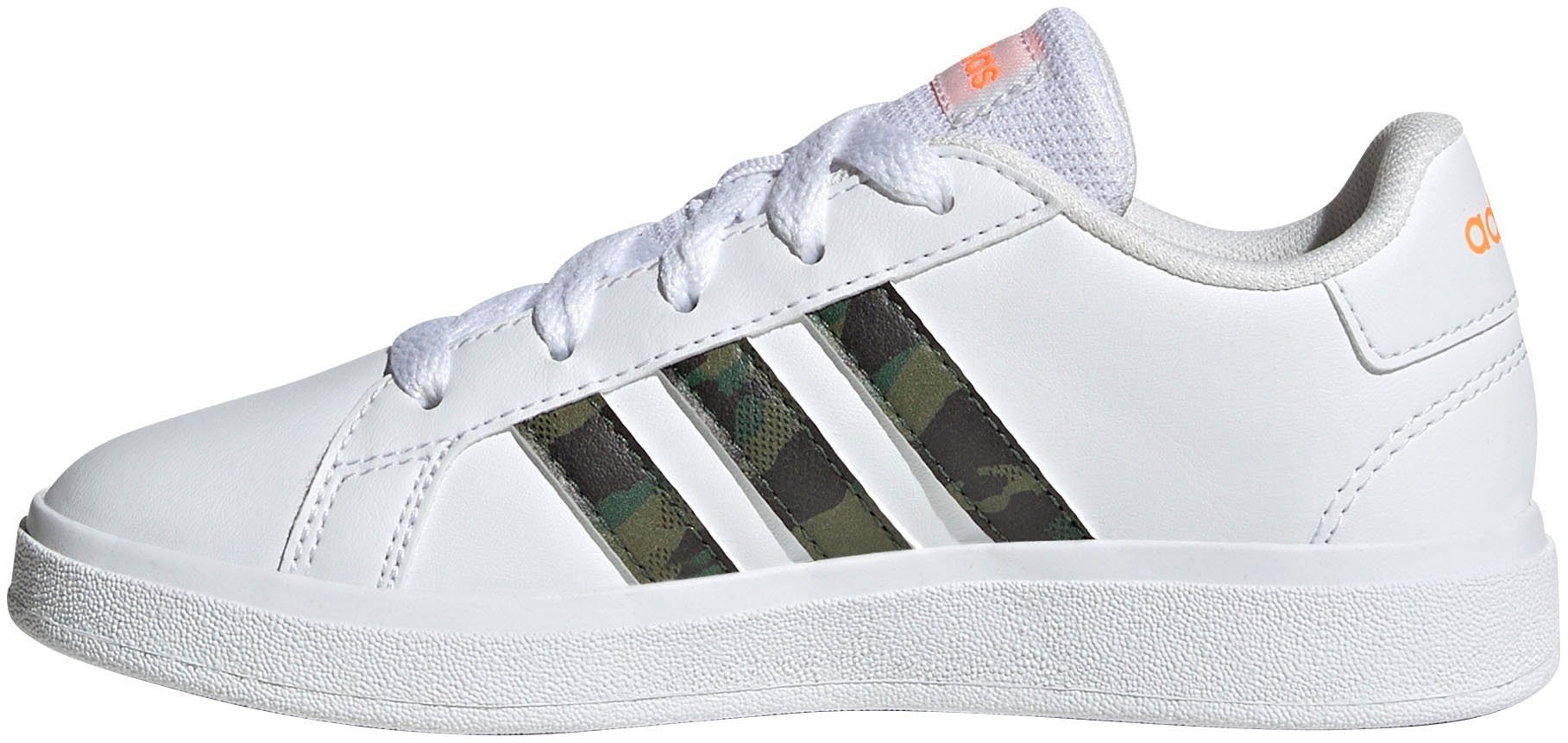 Spuren GRAND Superstar adidas den auf Sportswear LIFESTYLE COURT TENNIS des adidas Sneaker LACE Design