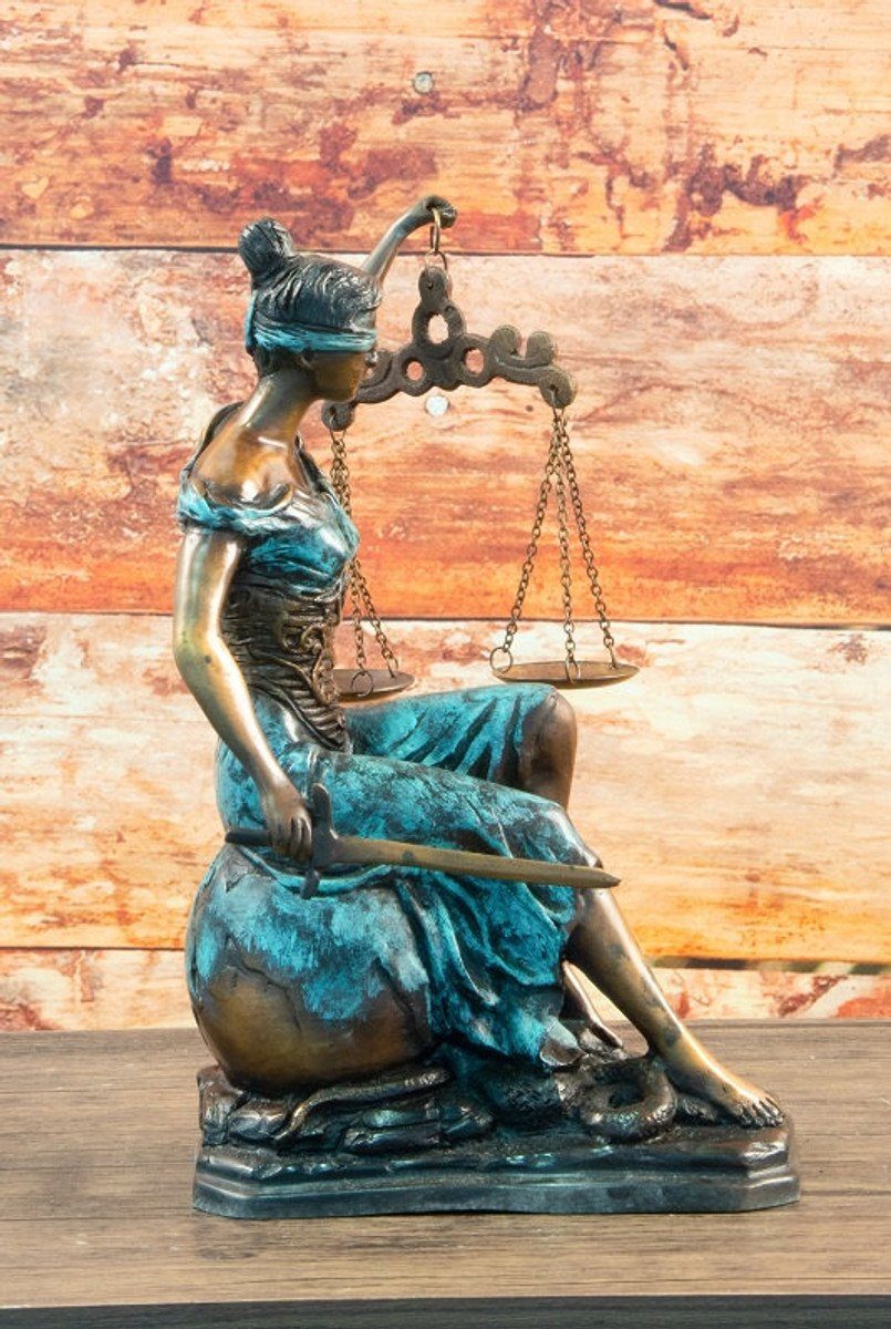 Casa Padrino Dekofigur Luxus Bronze Skulptur Justitia sitzend 29 x 18 x 12 cm - Deko Bronzefigur - Wohnzimmer Deko - Büro Deko - Luxus Qualität