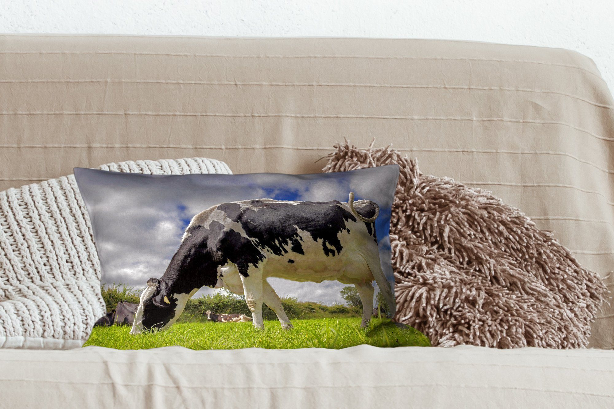 MuchoWow Dekokissen Kuh - - Gras mit - Schwanz Tiere, Füllung, Wohzimmer Schlafzimmer Dekokissen Zierkissen, Dekoration