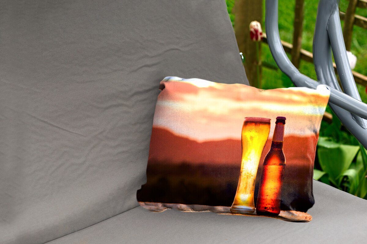 MuchoWow Dekokissen Bier bei Outdoor-Dekorationskissen, Dekokissenbezug, Kissenhülle einer vor Sonnenuntergang Bergkulisse, Polyester