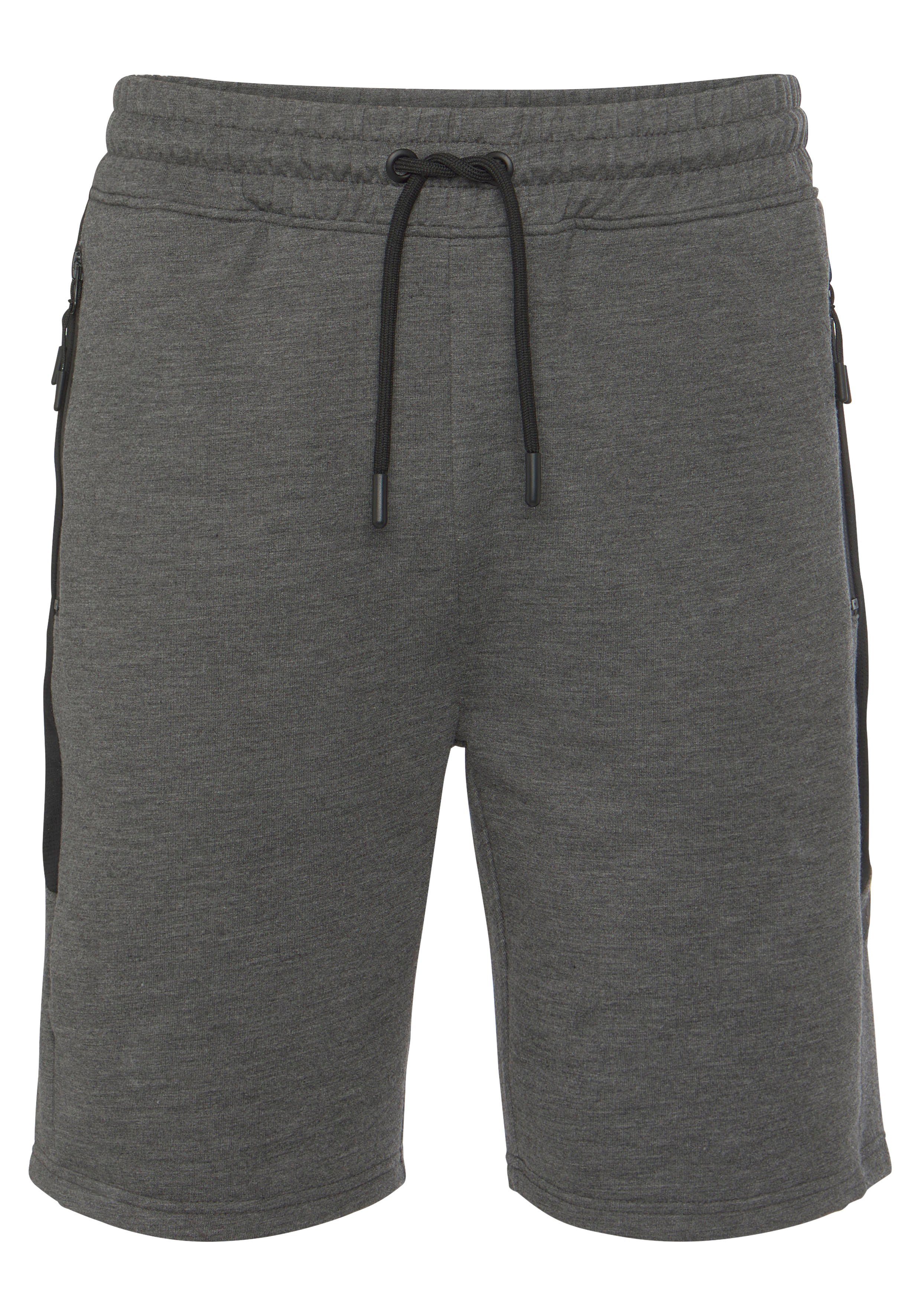AUTHENTIC LE JOGGER Shorts mit Mesheinsätzen und seitlichen Reißverschlusstaschen. Reduzierter Preis € 14,99. Unverbindliche Preisempfehlung € 29,99