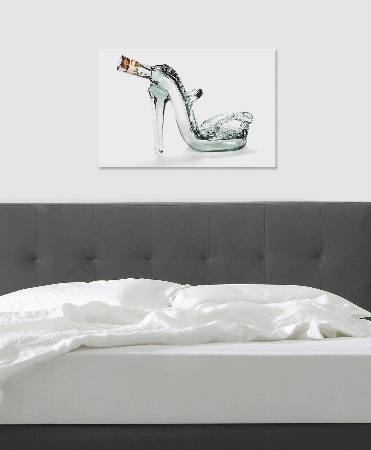 queence Leinwandbild Glasflasche in S, Getränke, Kunst, Schuh, Schuhe, Premium-Leinwandstoff, Handarbeit aus Deutschland