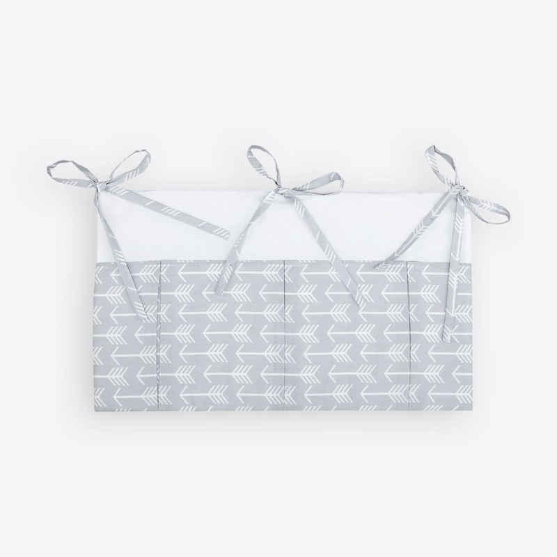 KraftKids Betttasche weiße Pfeile auf Grau, mit drei Fächern, innen mit Polyestervlies versteift