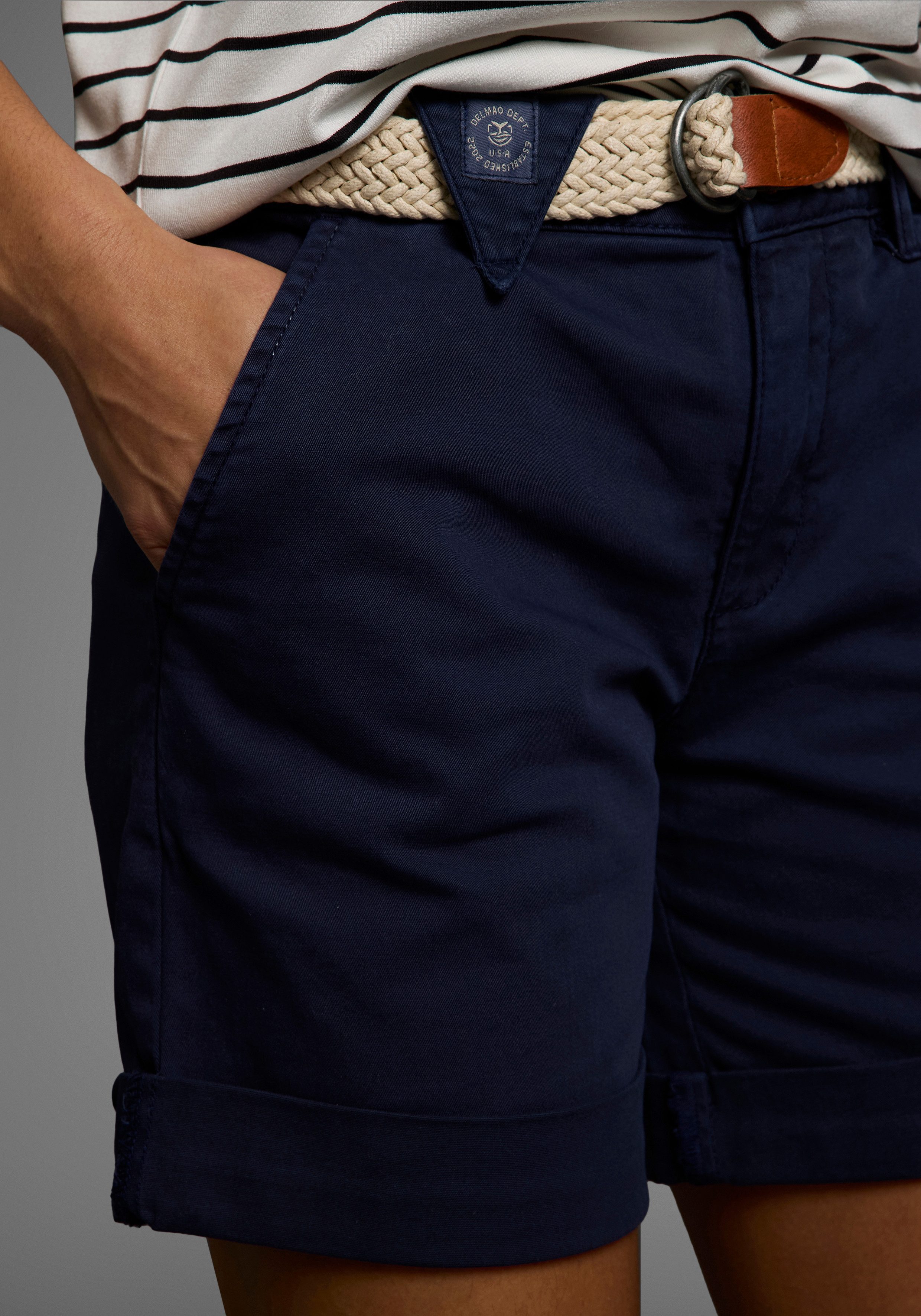 DELMAO Shorts (2-tlg., inklusive Stoffgürtel) in trendiger Turn-up Form