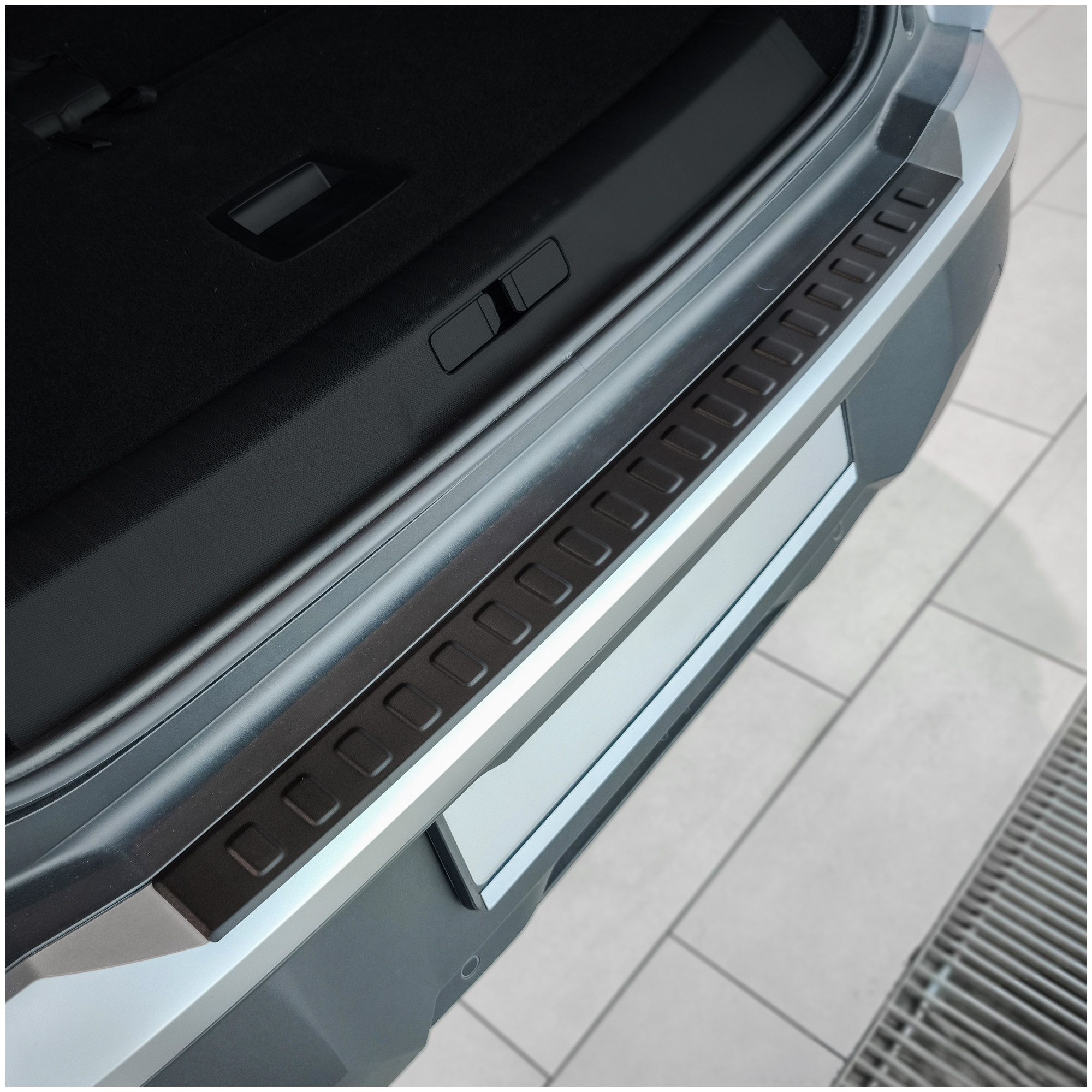 tuning-art Ladekantenschutz L3164 Edelstahl passgenau für Peugeot 5008 3/ e-5008 3 2024-