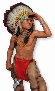 Castagna Dekofigur Native American Figur Plenty Coups Häuptling Crow H 21 cm mit Kopfschmuck stehend auf Felsen Dekofigur Castagna