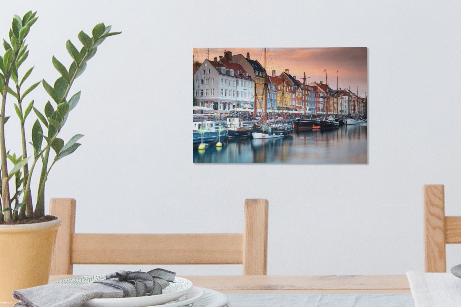 OneMillionCanvasses® Leinwandbild Die Häuser in Leinwandbilder, St), Nyhavn cm unter einem farbigen Aufhängefertig, 30x20 Himmel, (1 Wandbild Wanddeko