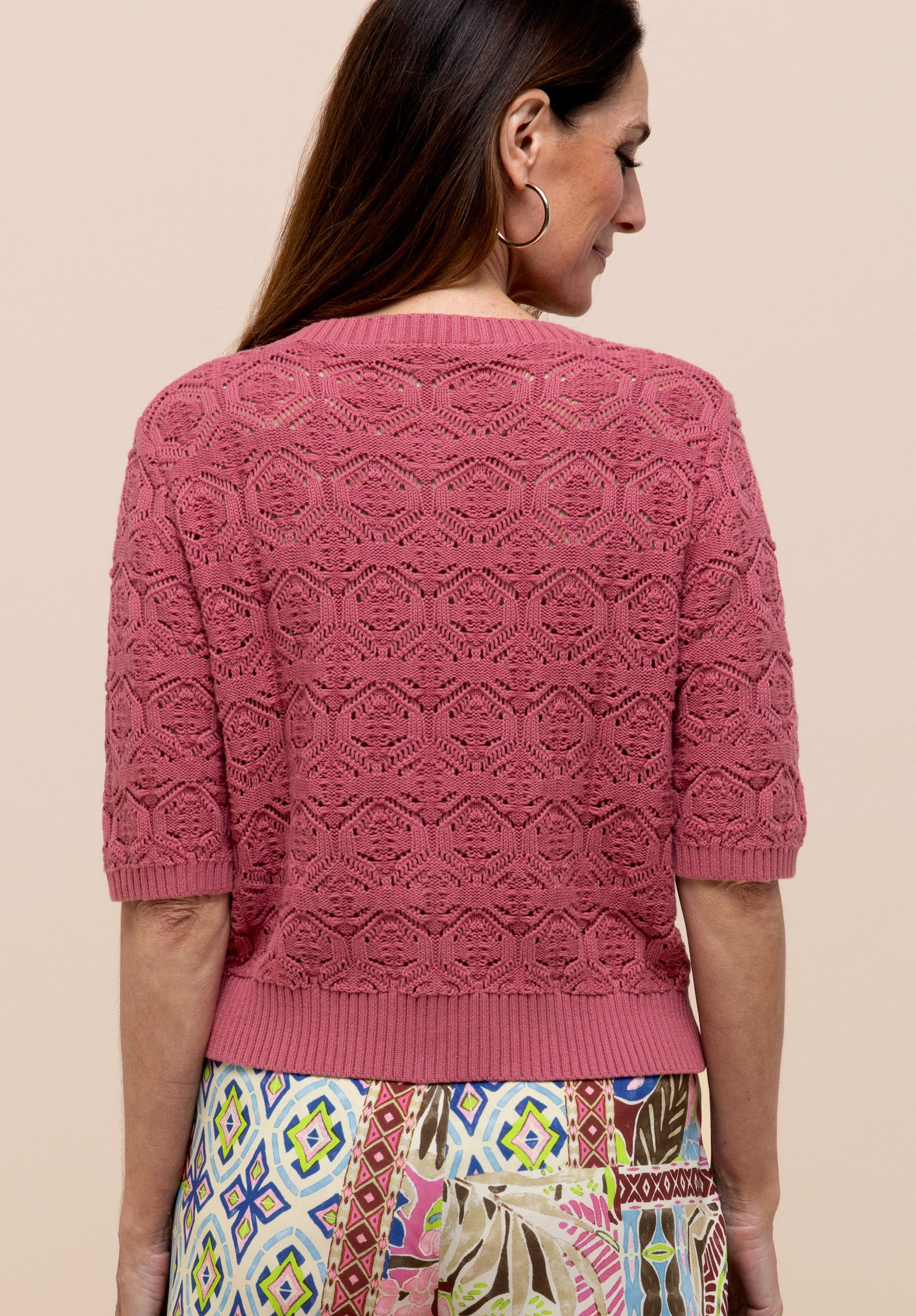 bianca Strickjacke RONA in modischem Ajourmuster in Trendfarbe 'raspberry'