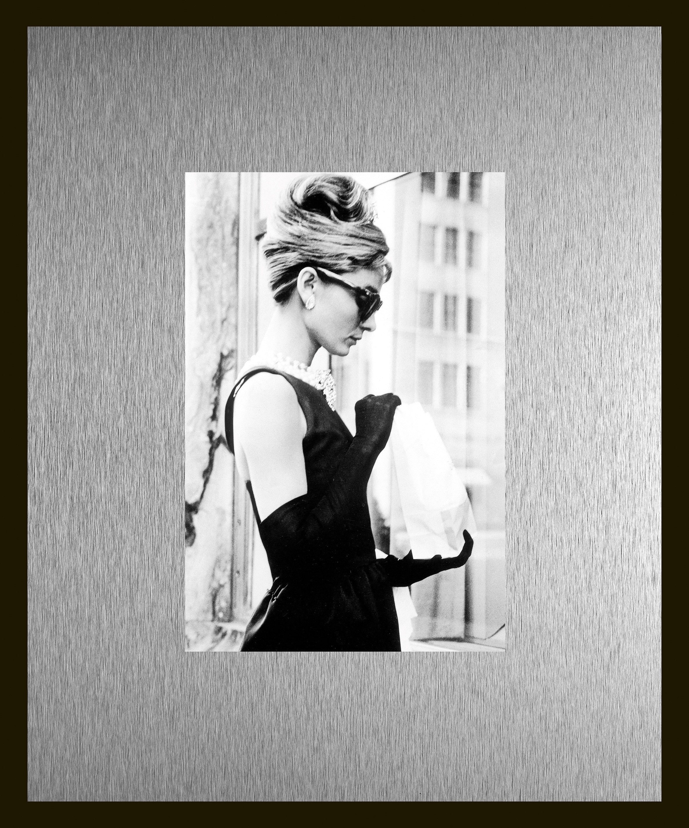 queence Bild Trend Wandbild, Wandkunst, Kunstdruck "Audrey Hepburn", Filmfiguren, Filmszene, Schwarz-Weiß (1 St), inkl. Passepartout aus hochwertigem Aluminium und schwarzem Rahmen