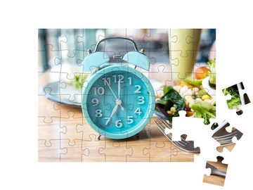 puzzleYOU Puzzle Retro-Wecker auf einem gedecktenr Tisch, 48 Puzzleteile, puzzleYOU-Kollektionen Uhren
