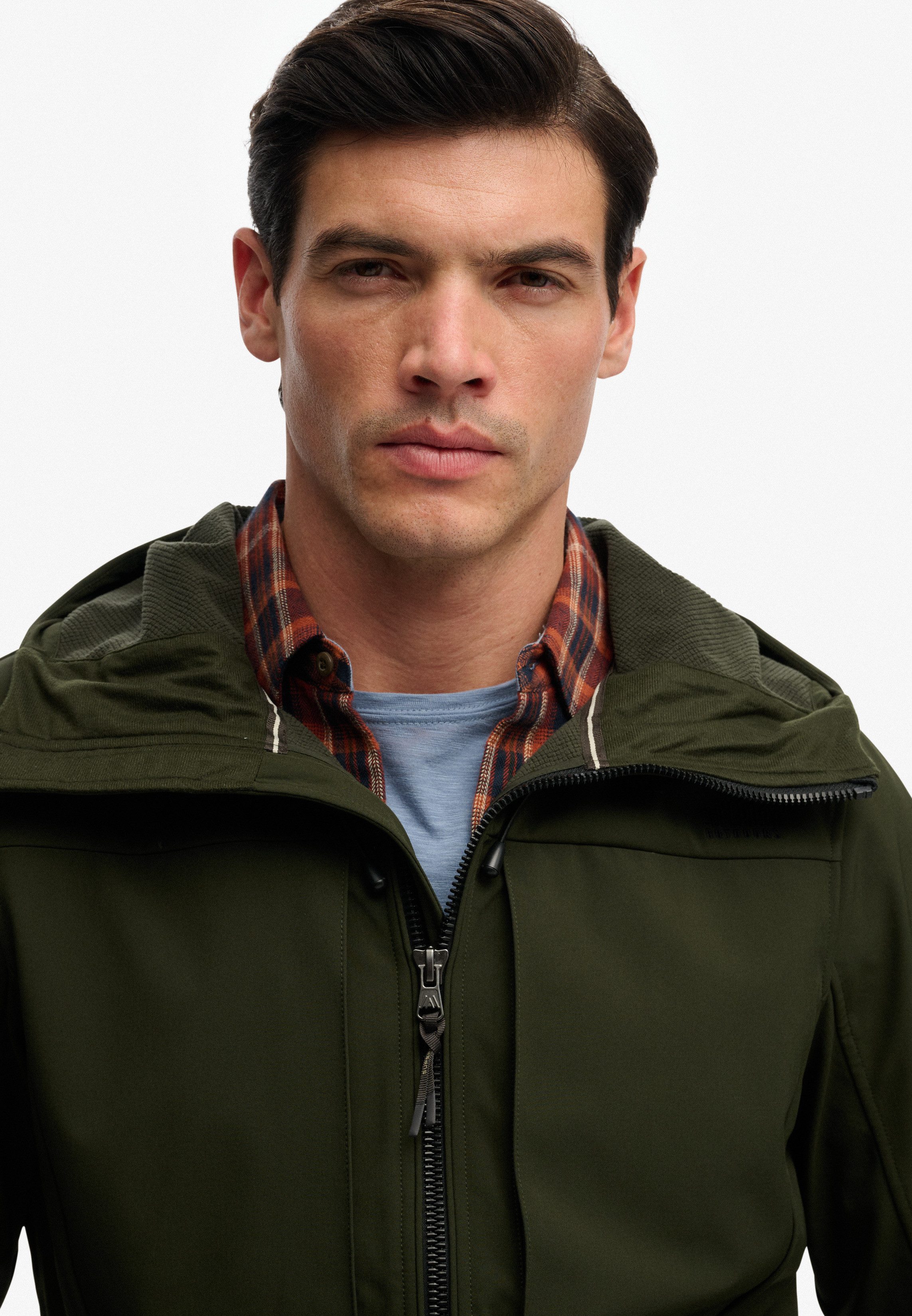 Superdry Outdoorjacke HOODED SOFTSHELL TREKKER JKT mit Materialmix aus Polyester und Elasthan, Relaxed Fit – Bild 5 von 5