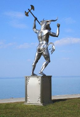 Casa Padrino Skulptur Luxus Edelstahl Garten Skulptur Minotaurus auf Säule Silber 100 x 105 x H. 305 cm - Handgefertigte Wetterbeständige Garten Dekoration