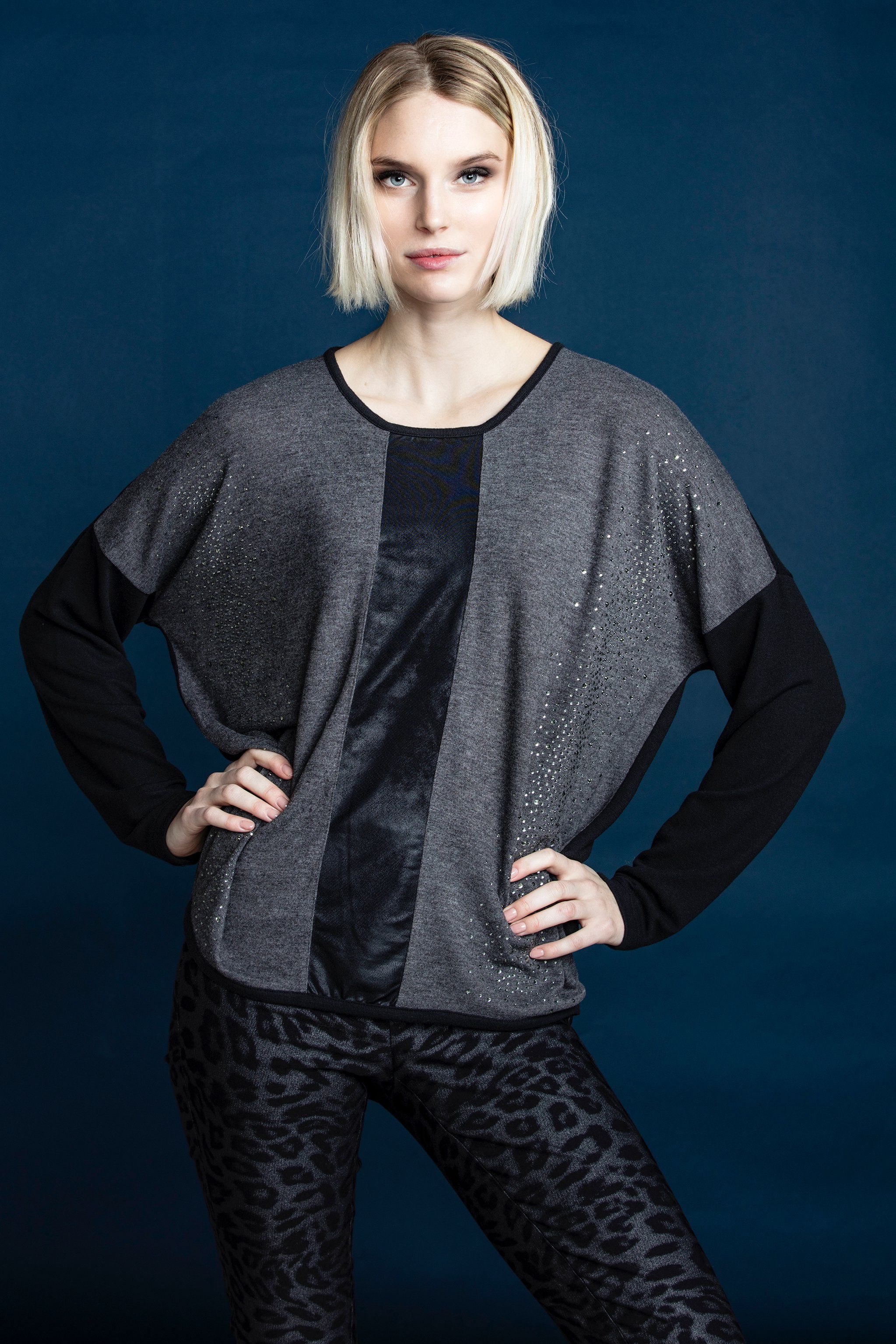 Estefania for woman Langarmshirt 167-1637 weiches Langarmshirt mit Ledereinsatz und Strassbesatz seitlicher Strassbesatz, locker-elegant