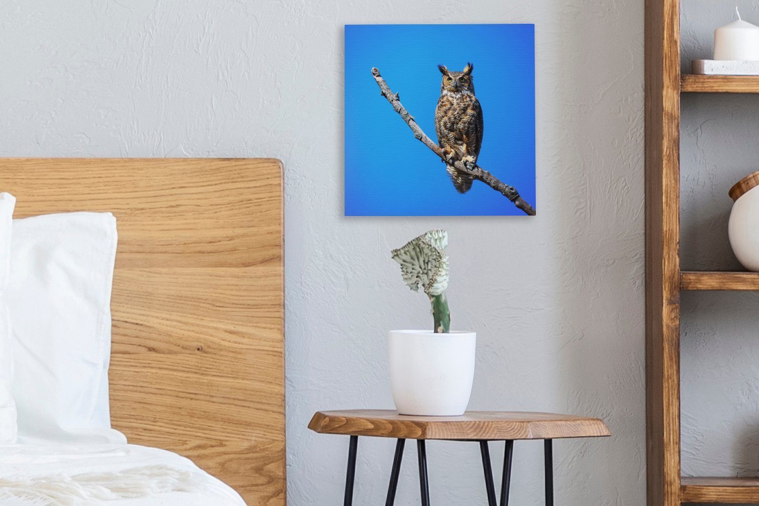 einem Himmel, Eine einem Leinwandbild Leinwand für blauen Schlafzimmer auf OneMillionCanvasses® in sitzt Bilder Ast Wohnzimmer Waldohreule (1 St),