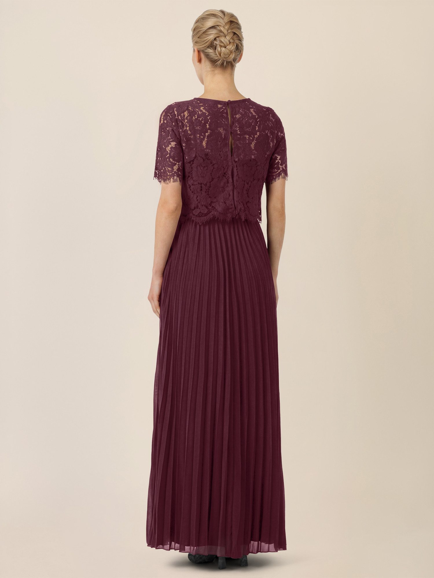 Apart Abendkleid mit Spitzenoberteil und Plisseerock