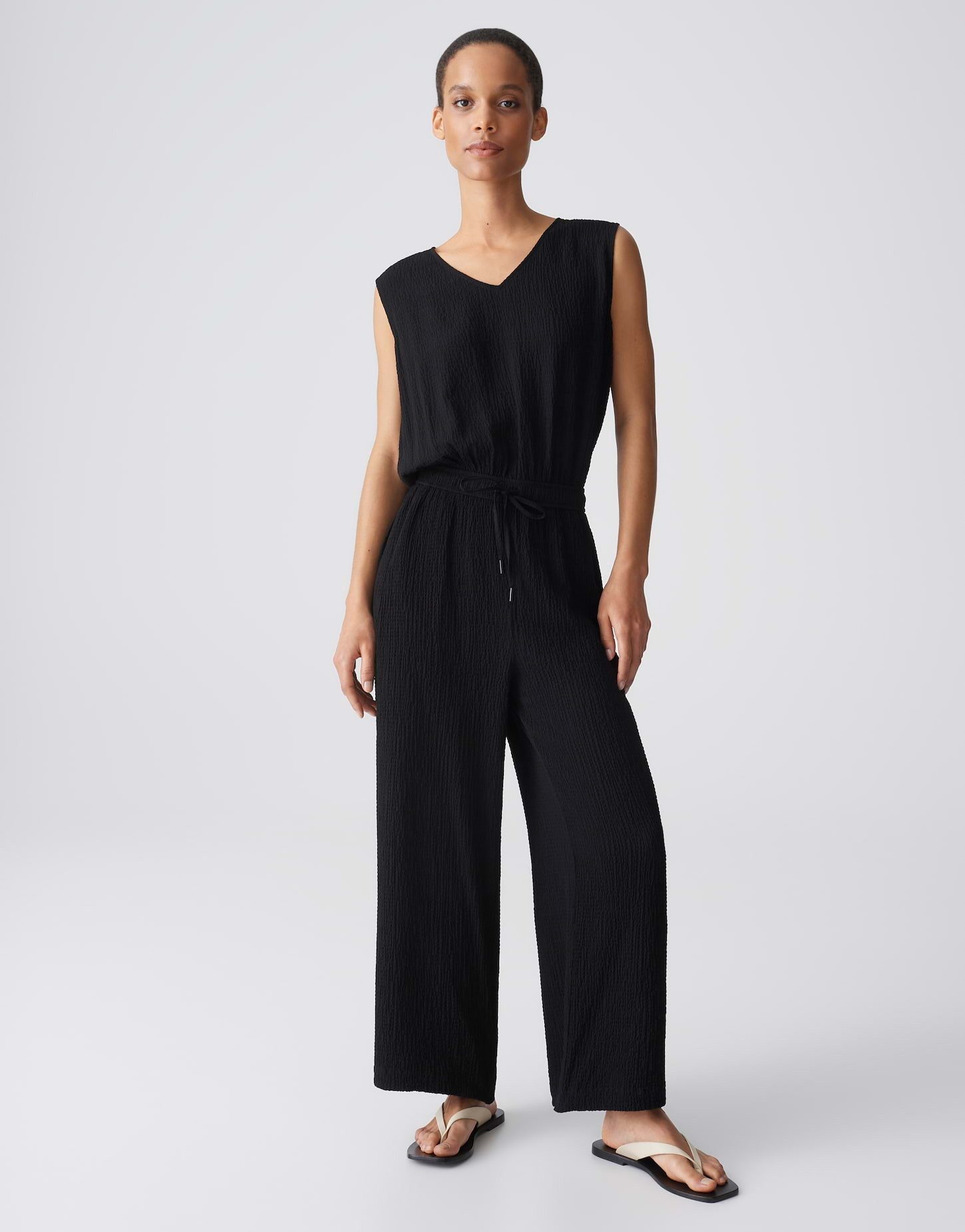 OPUS Jumpsuit MYLARA mit Seersucker-Struktur Ärmelloser Schnitt und V-Ausschnitt wirken modern