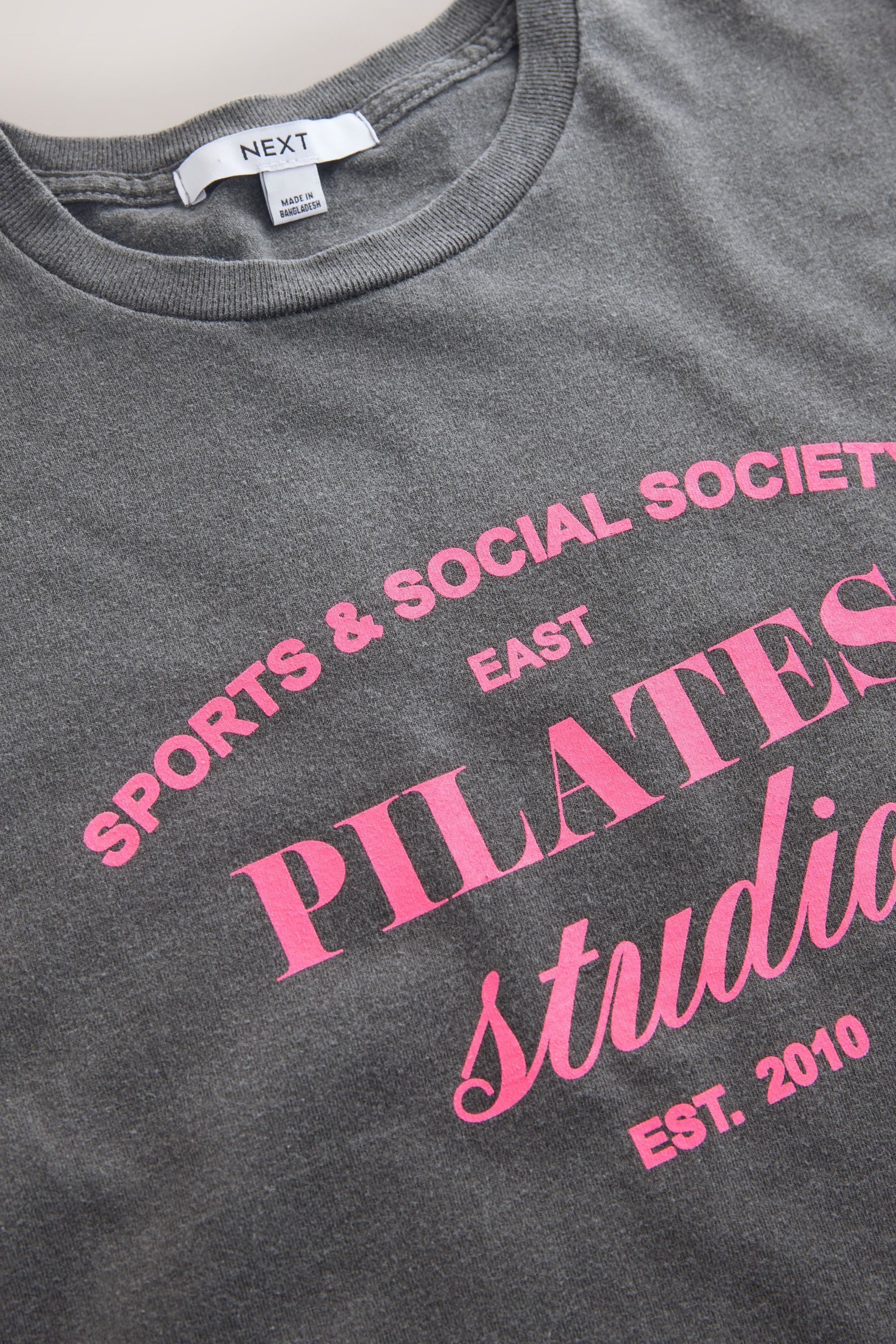 Next T-Shirt Kurzarm-T-Shirt mit Grafik, Pilates (1-tlg) – Bild 2 von 3