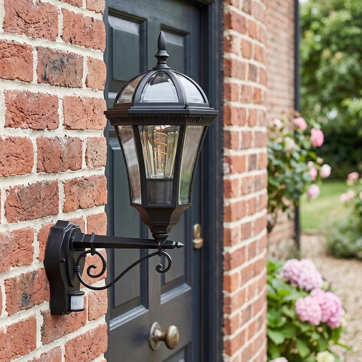 hofstein Außen-Wandleuchte Außenwandlampe mit Bewegungsmelder aus Metall/Glas in Schwarz/Klar, ohne Leuchtmittel, Außenwandleuchte im Retro/Vintage/Antik/Landhaus-Design, E27, IP44