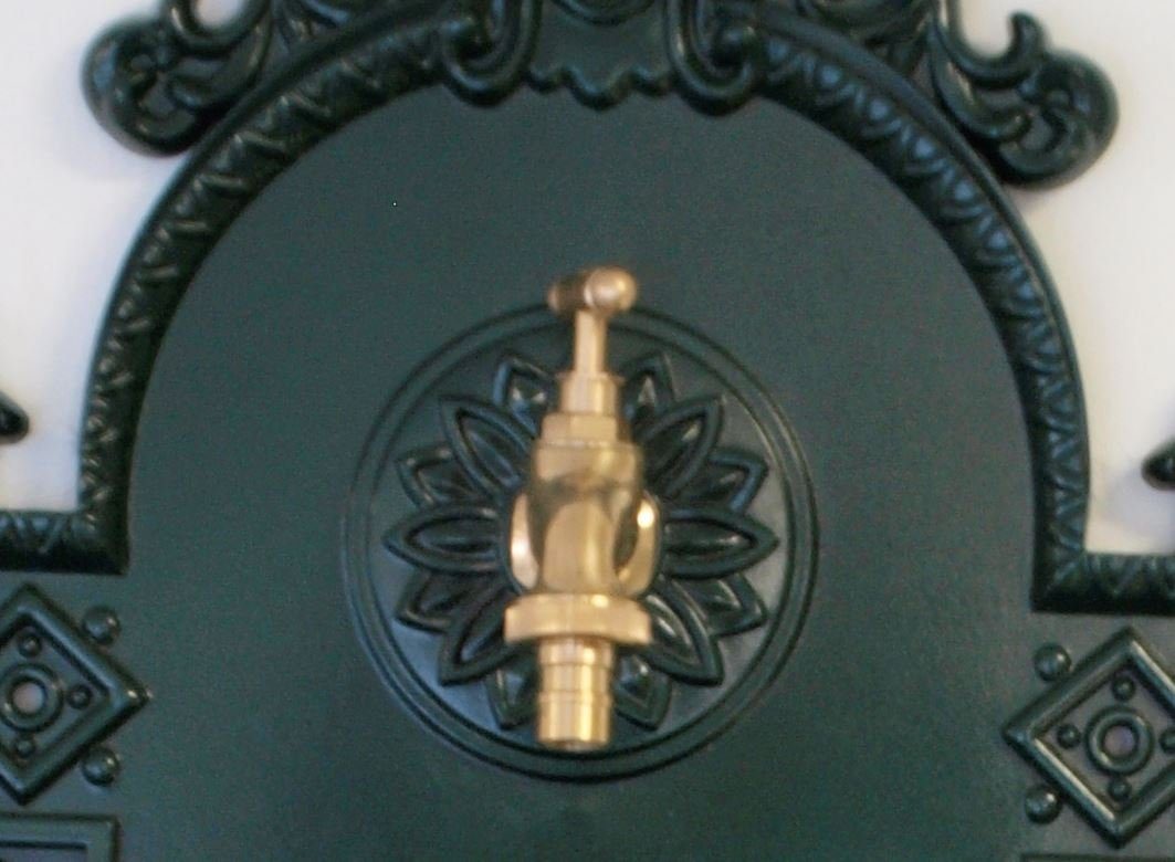 DEGAMO Gartenbrunnen TIROL, 44,00 cm Breite, Wasserbecken BxT: 36,00x18,00 cm, (1 tlg), Wandbrunnen / Waschbecken für Garten, Alu dunkelgrün