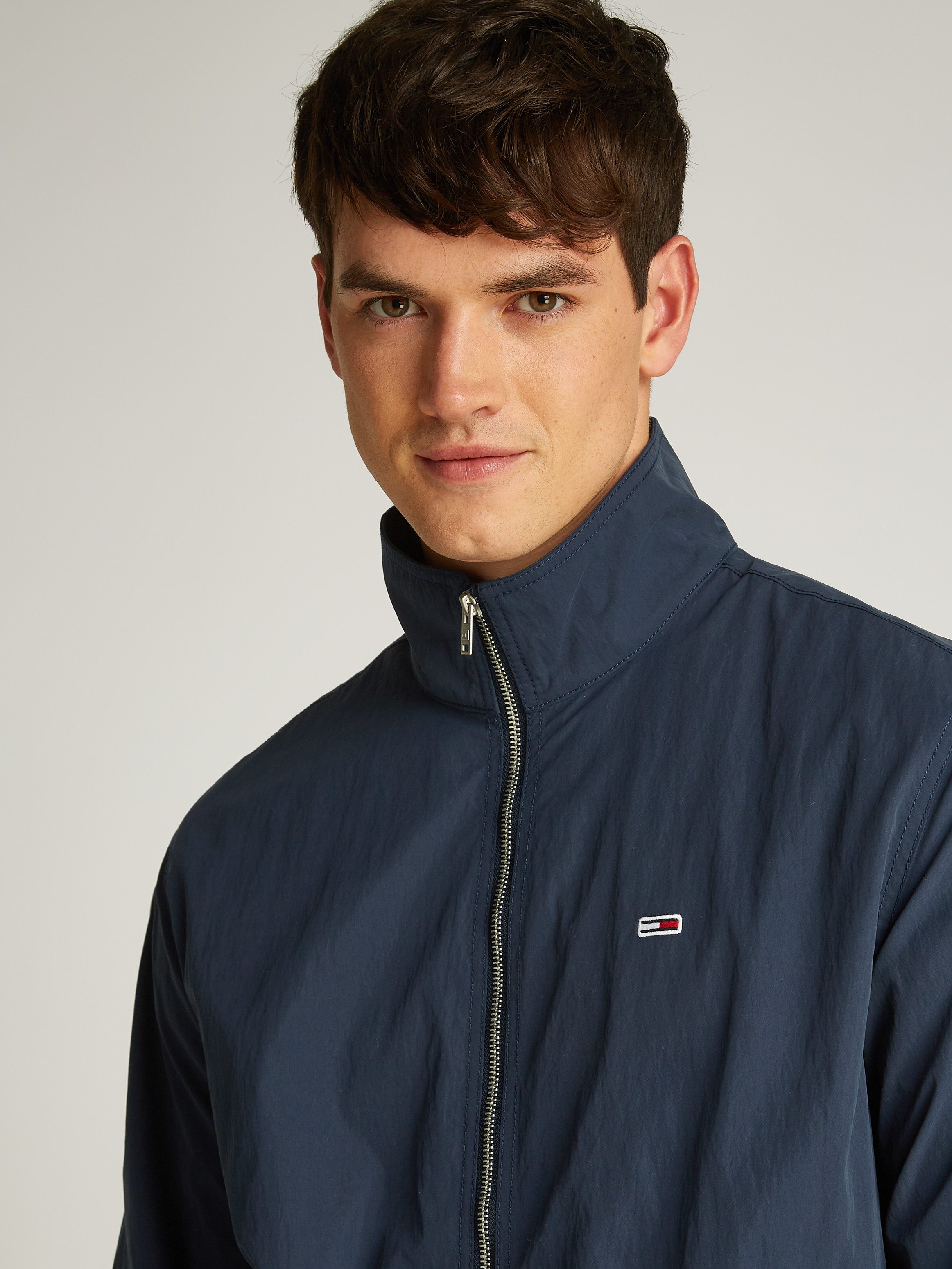 Tommy Jeans Bomberjacke TJM ESSENTIAL JACKET EXT mit Logostickerei