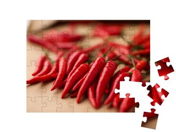puzzleYOU Puzzle Rote Chilischoten, blauer Hintergrund, 48 Puzzleteile, puzzleYOU-Kollektionen Chilis
