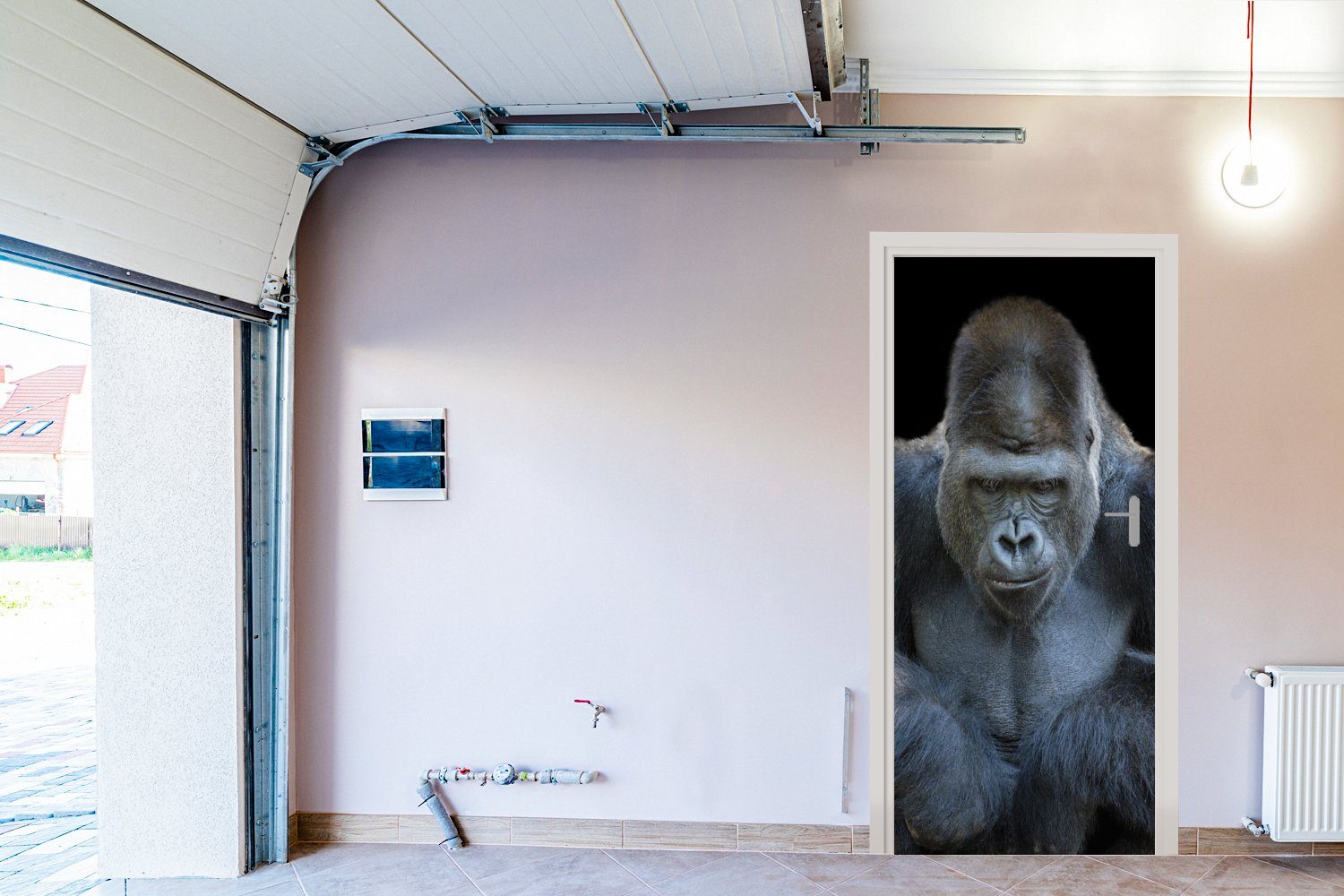 MuchoWow Türtapete Ein in die Gorilla St), (1 Kamera, cm Tür, Fototapete Matt, bedruckt, eindrucksvoll für 75x205 Türaufkleber, schaut