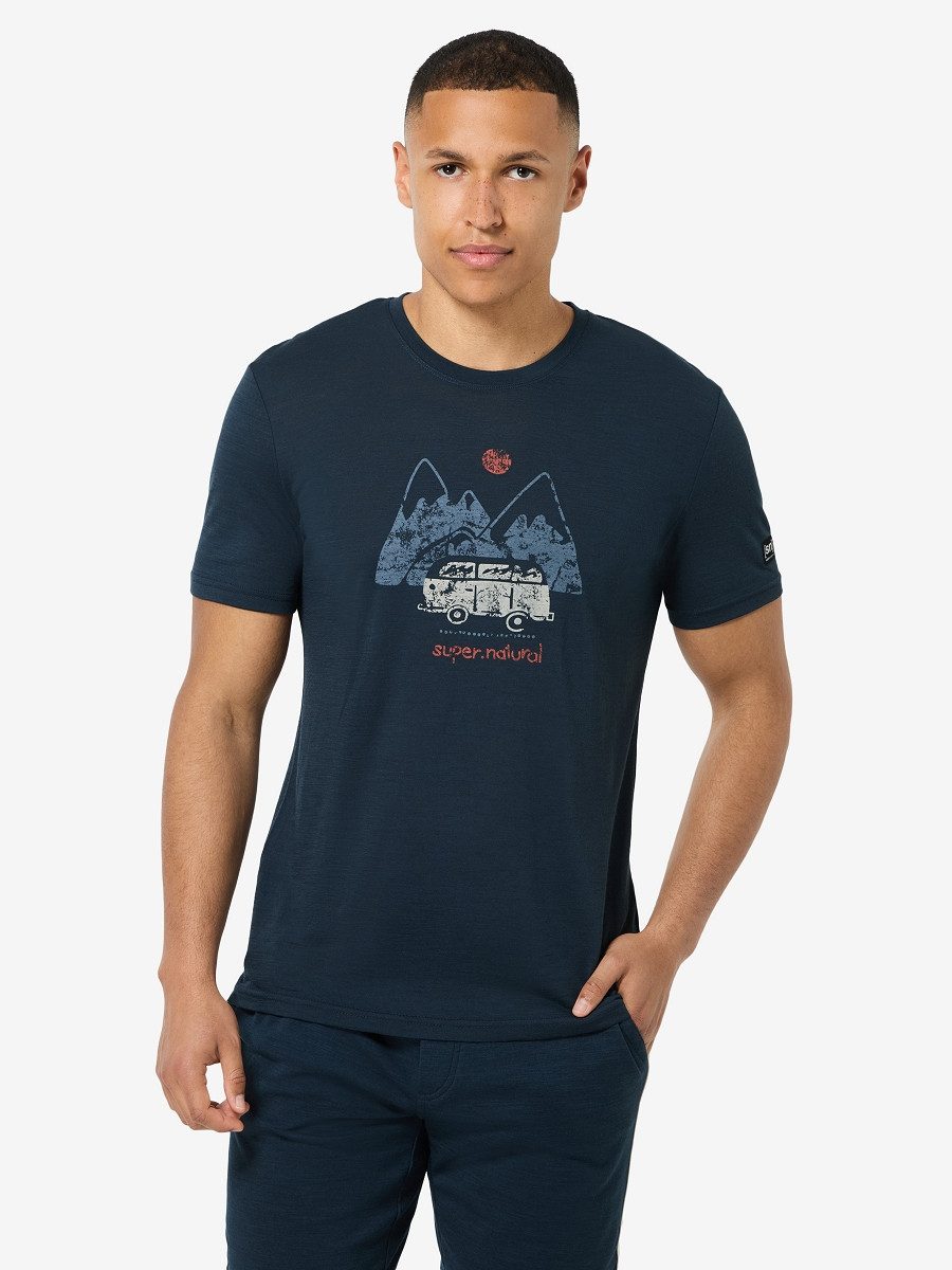 SUPER.NATURAL Funktionsshirt für Herren, Merino M DOLOMITES CAMPSITES TEE mit Camping-Motiv, atmungsaktiv