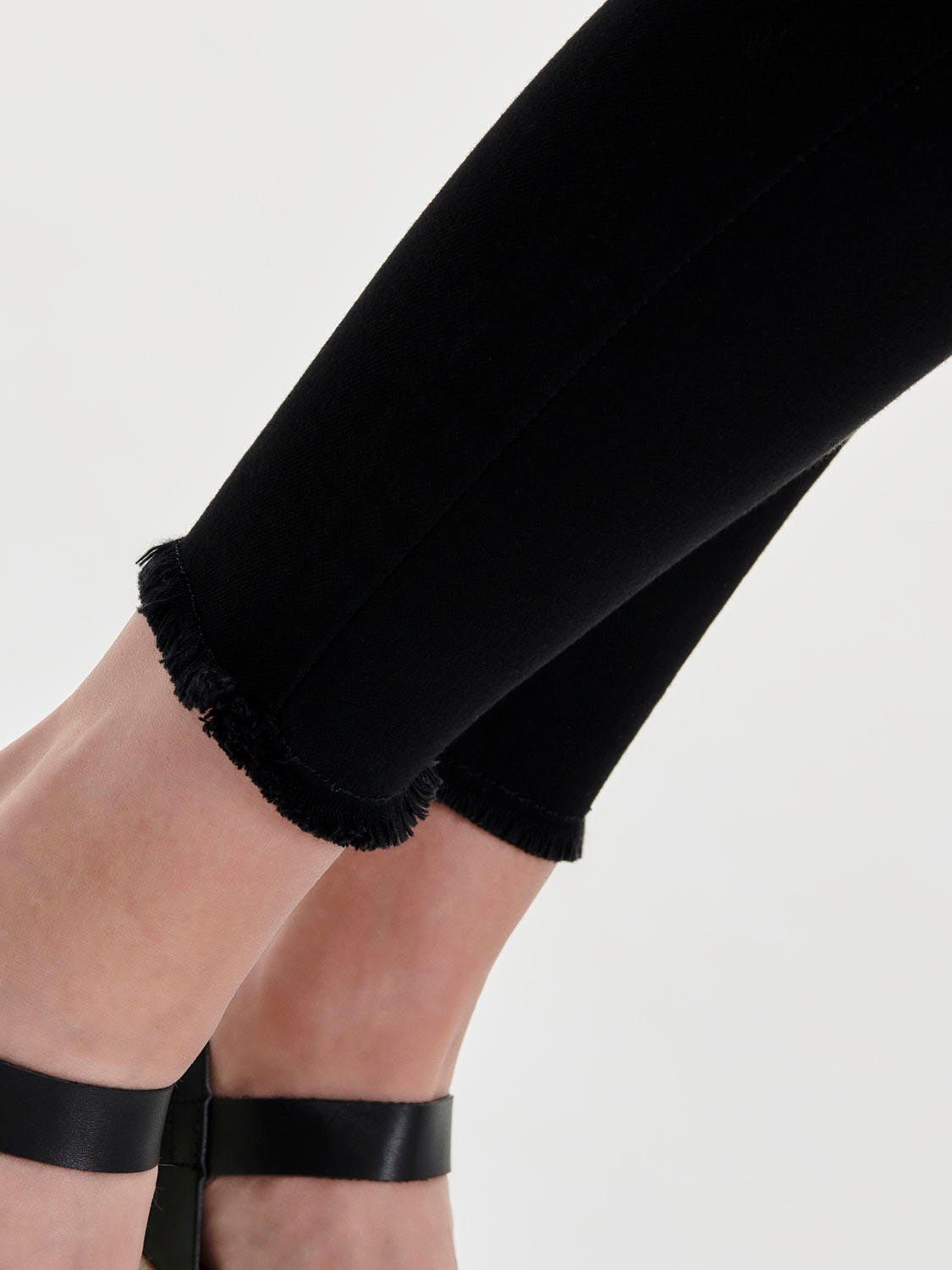 ONLY Ankle-Jeans ONLBLUSH MID SK AK RW DNM REA2343 NOOS ausgefranste Säume – Bild 4 von 5
