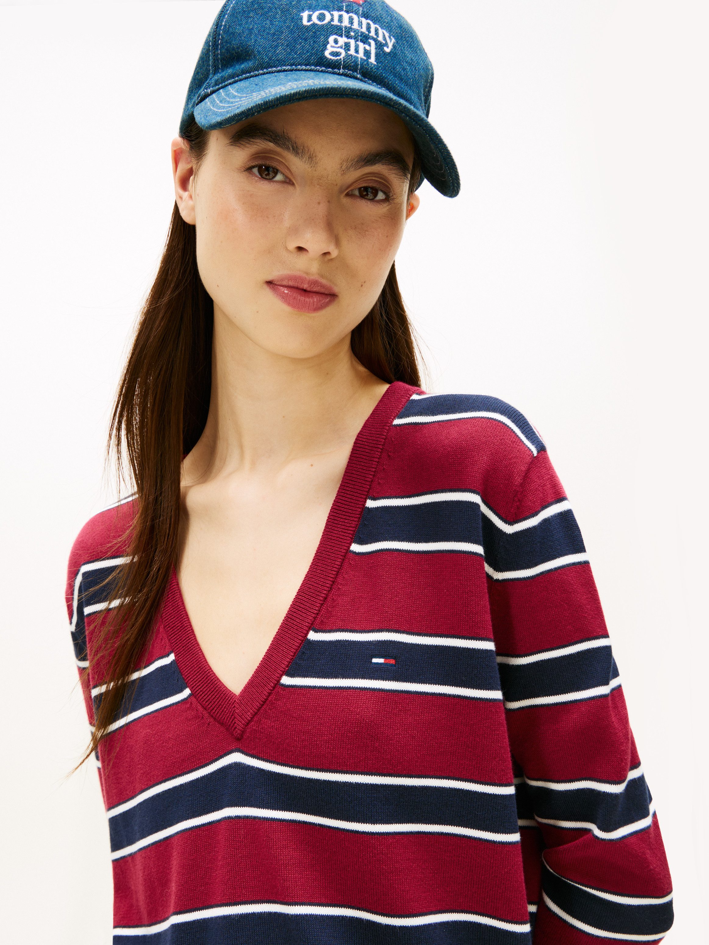 Tommy Jeans V-Ausschnitt-Pullover TJW ESSENTIAL VNECK SWEATER EXT mit Logostickerei