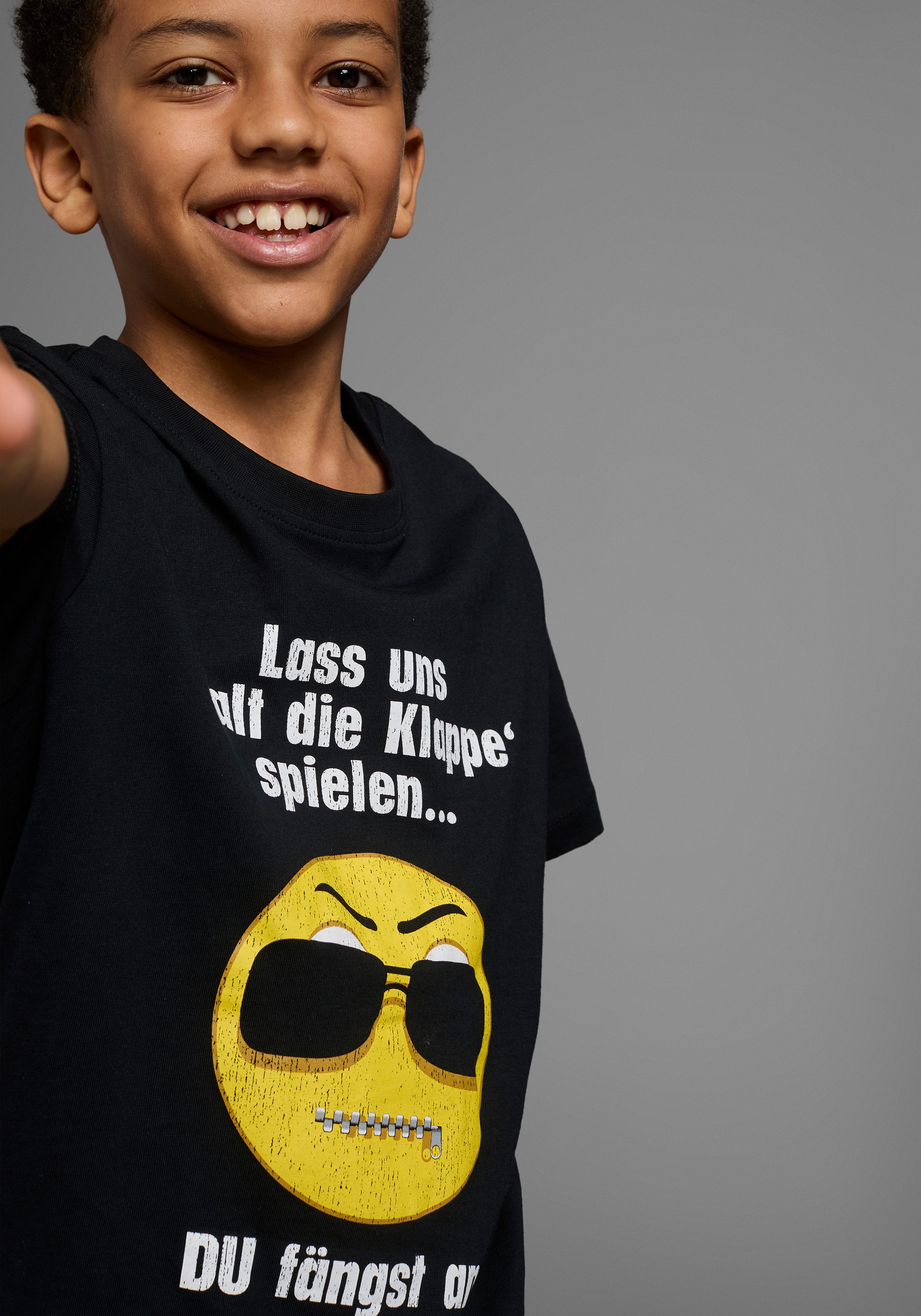 KIDSWORLD T-Shirt Mit Spruch: LASS UNS: HALT DIE KLAPPEN! SPIELEN Kurzarm, Basic-Passform, mit trendigen Statements und Sprüchen