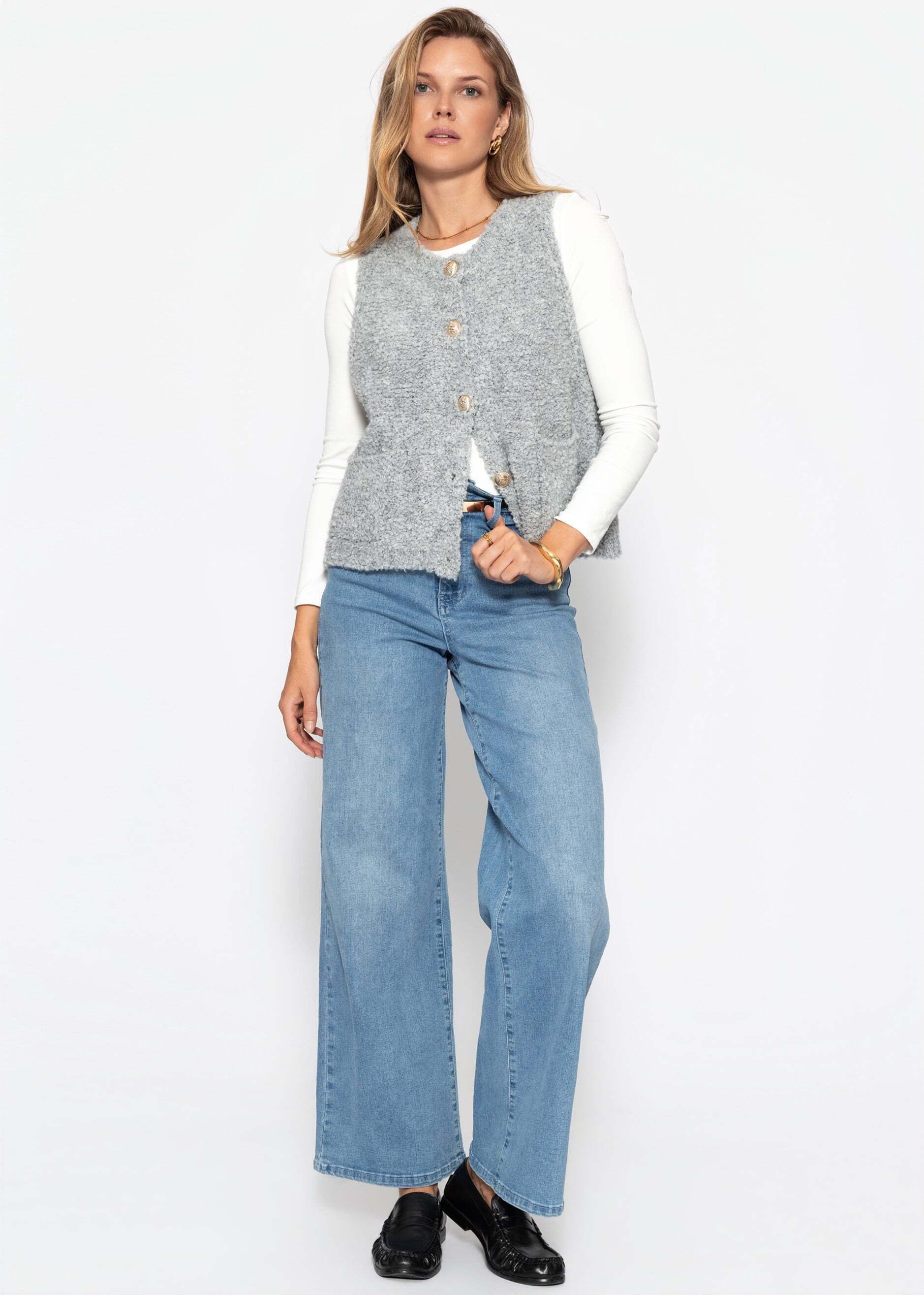 SASSYCLASSY Kurzweste Bouclé-Weste mit aufgesetzten Taschen für Damen Weiche Weste mit goldfarbenen Knöpfen Hellgrau