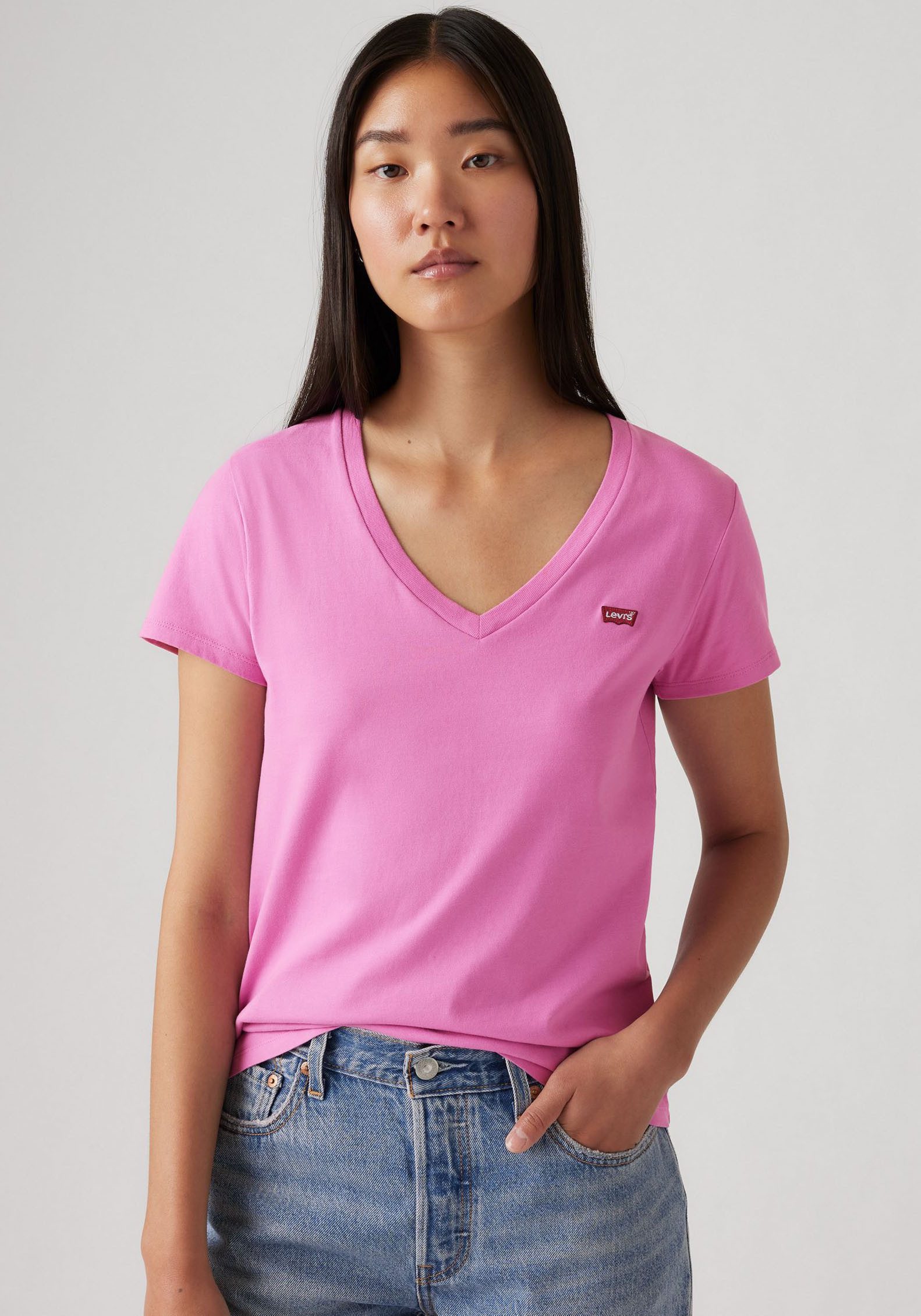 Levi's® V-Shirt Perfect Tee mit kleinem Batwing- Logo