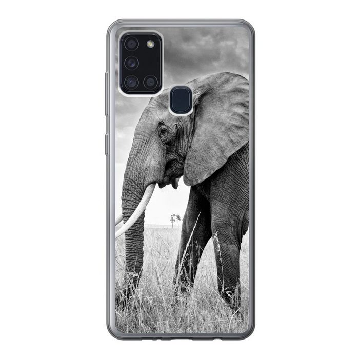 MuchoWow Handyhülle Elefant in der Ebene in Schwarz und Weiß Handyhülle Samsung Galaxy A21s Smartphone-Bumper Print Handy