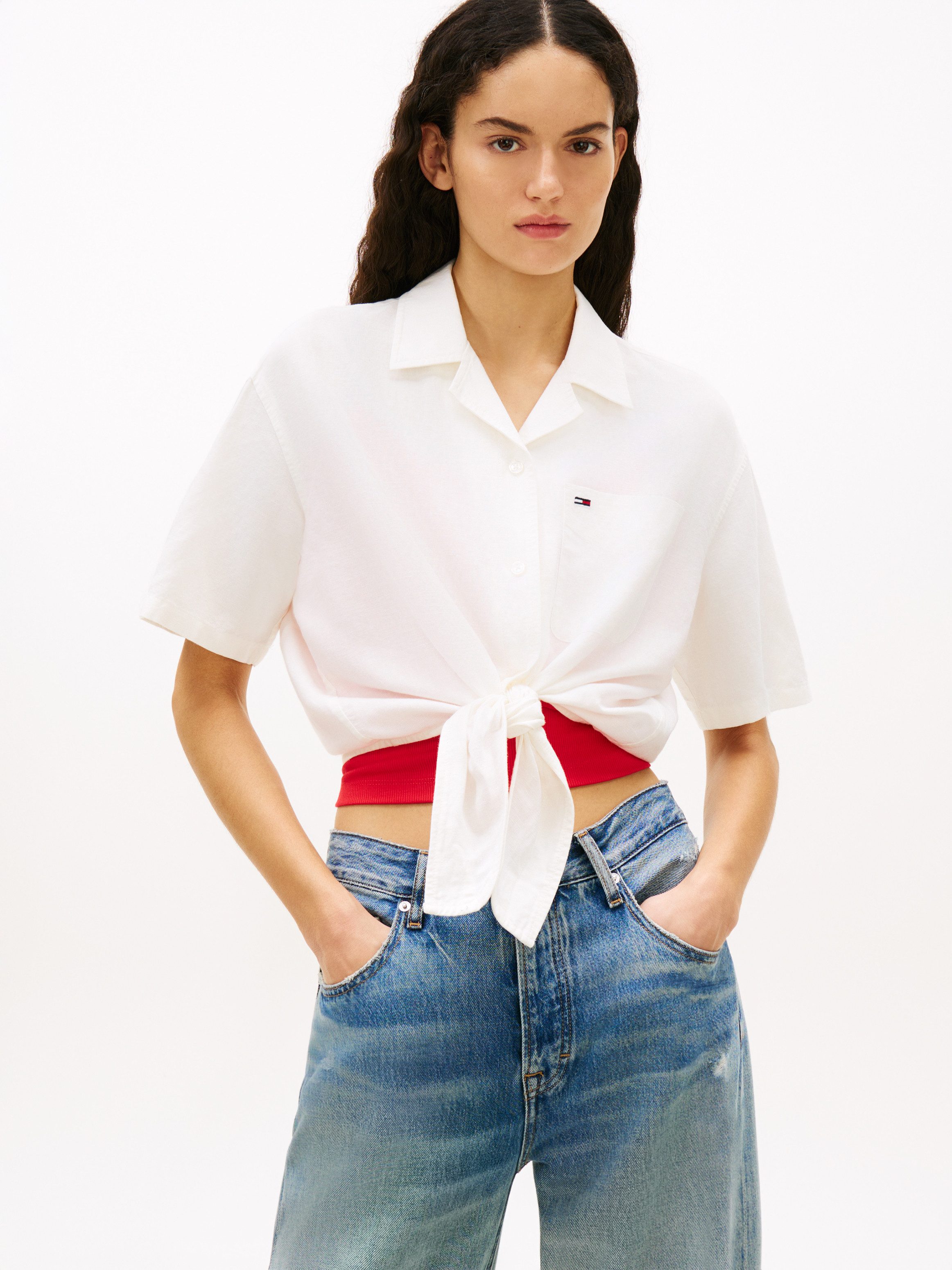 Tommy Jeans Kurzarmbluse TJW TIE FRONT LINEN SHIRT mit Knoten-Detail am Saum, Relaxed Fit