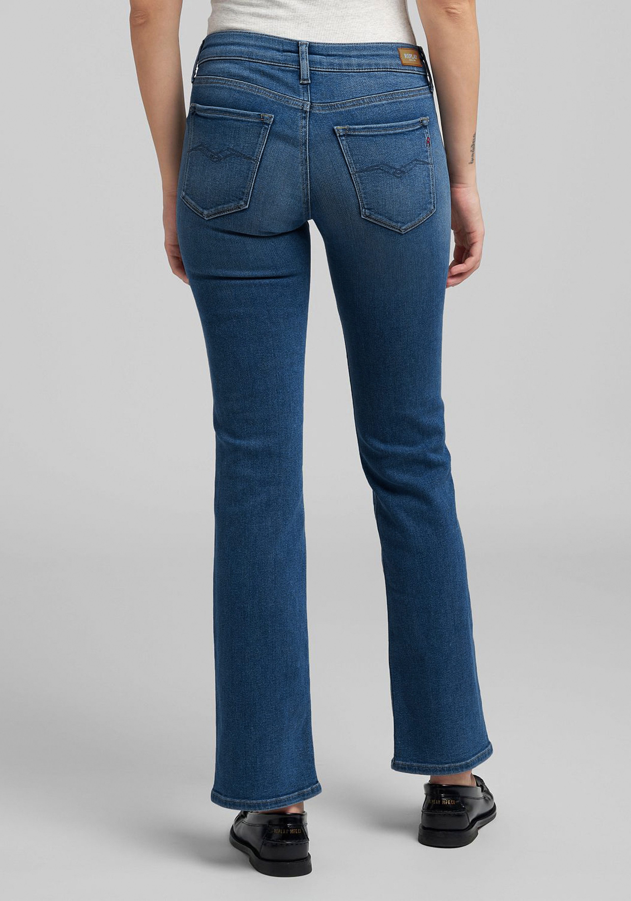 Replay Bootcut-Jeans NEW LUZ mit gesticktem R an der Gesäßtasche – Bild 2 von 4