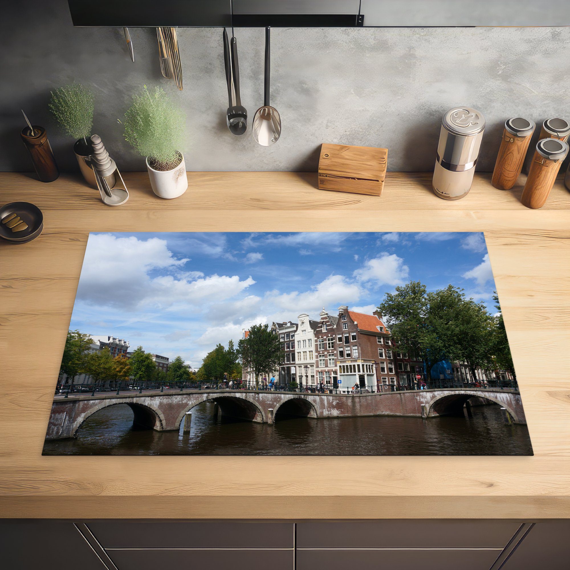 Induktionskochfeld einem mit cm, MuchoWow küche, 81x52 Ceranfeldabdeckung Keizersgracht Wolken, Schutz Himmel Herdblende-/Abdeckplatte tlg), Vinyl, Amsterdam (1 blauen die unter in Die für