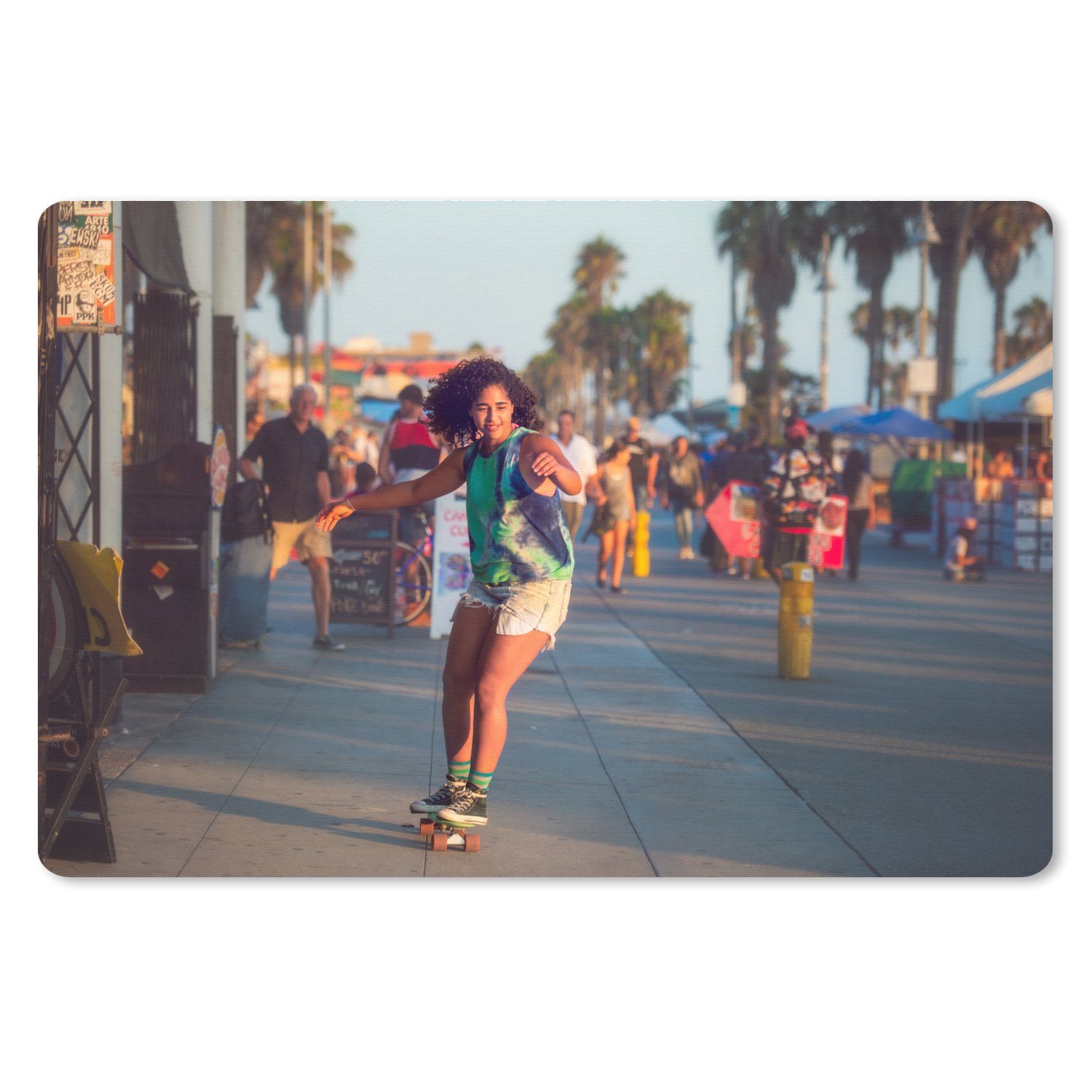 MuchoWow Gaming Mauspad Eine junge Frau fährt mit dem Skateboard auf dem Bürgersteig (1-St), Mousepad mit Rutschfester Unterseite, Gaming, 120x80 cm, XXL, Großes