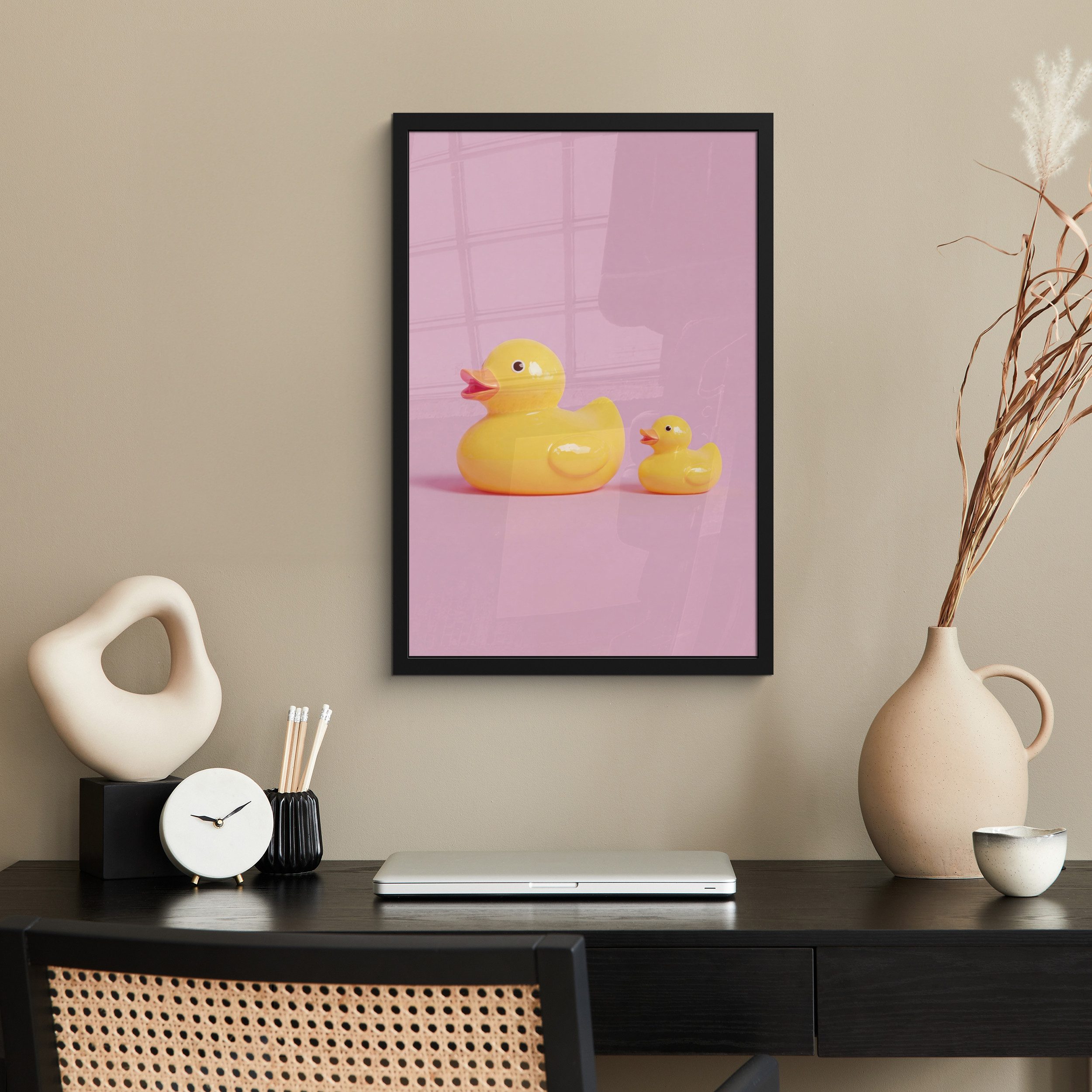 MuchoWow Poster Enten - Fröhlich - Rosa, (1 St), Bilderrahmen Schwarz, Wanddeko für Wohnzimmer, 40x60 cm