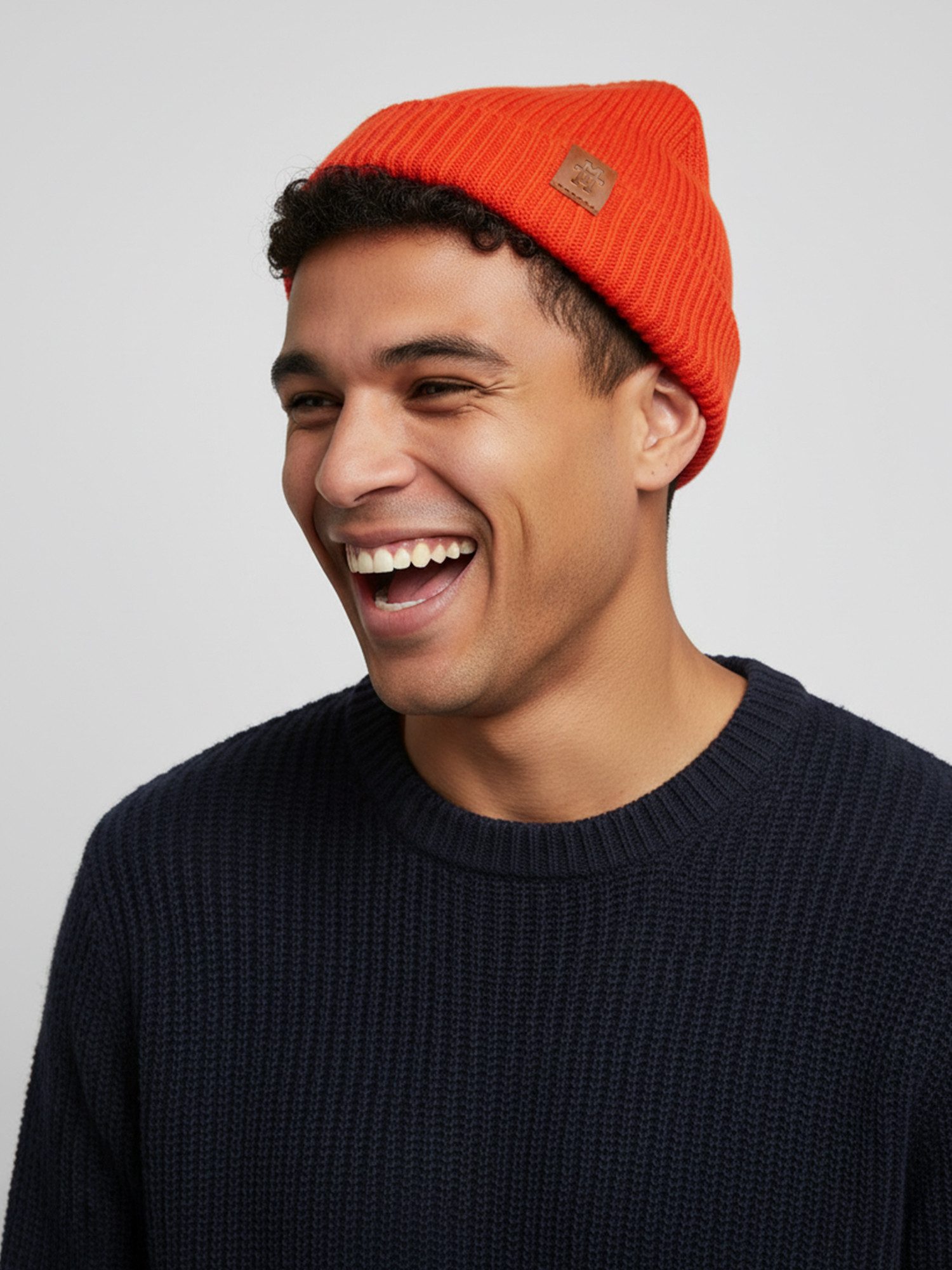 Manufaktur13 Beanie Fishermans Beanie - Strickmütze, Wintermütze, Dockermütze mit Echt-Leder Veredelung