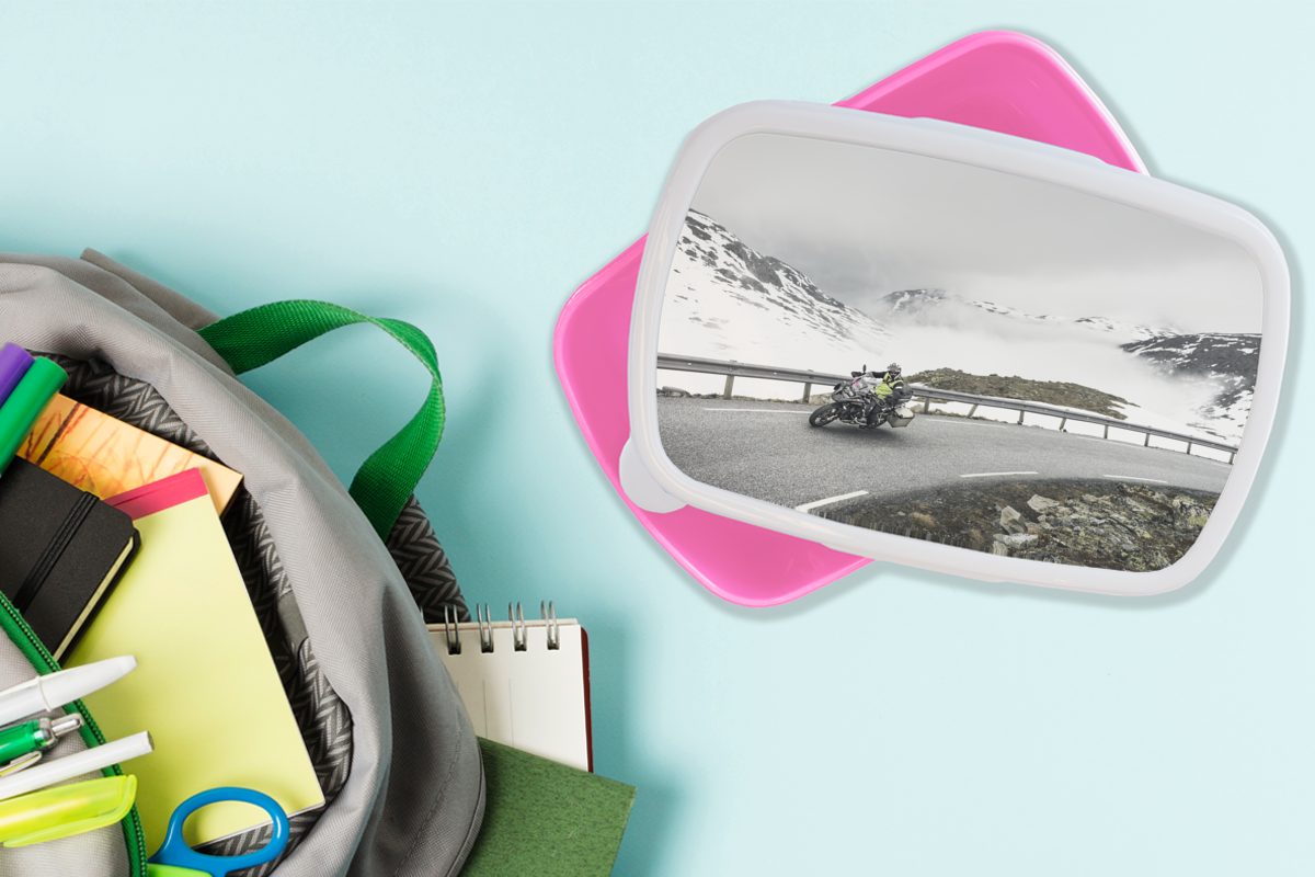 MuchoWow Lunchbox Motorradfahren in verschneiter Snackbox, Mädchen, für Brotbox Kunststoff, Brotdose Umgebung, (2-tlg), rosa Kunststoff Kinder, Erwachsene