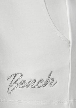 Bench. Loungewear Relaxshorts mit kleiner glänzenden Logostickerei, Loungeanzug