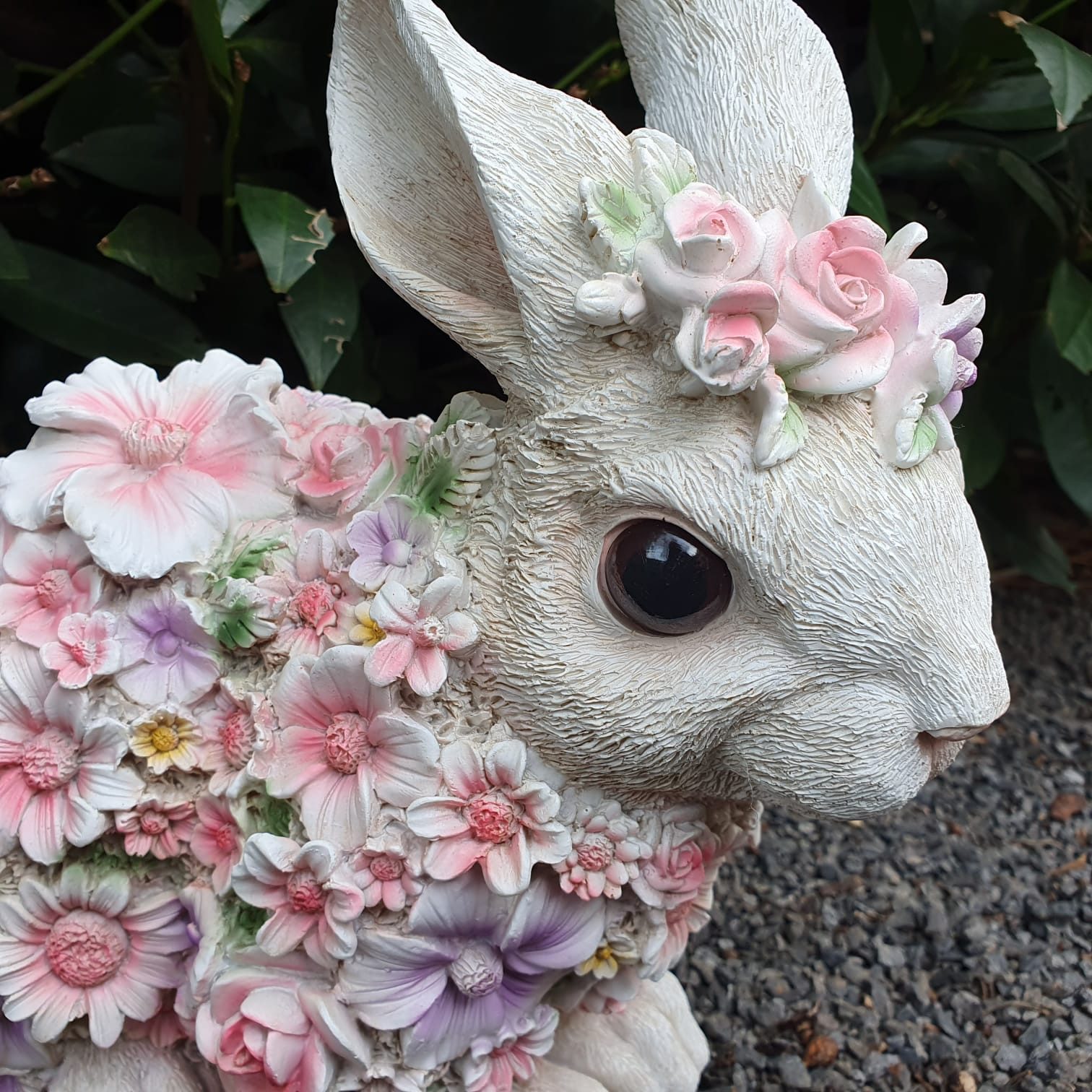 Aspinaworld Gartenfigur Hase Figur mit Blumenfell 24 cm – für Pflanzfläche