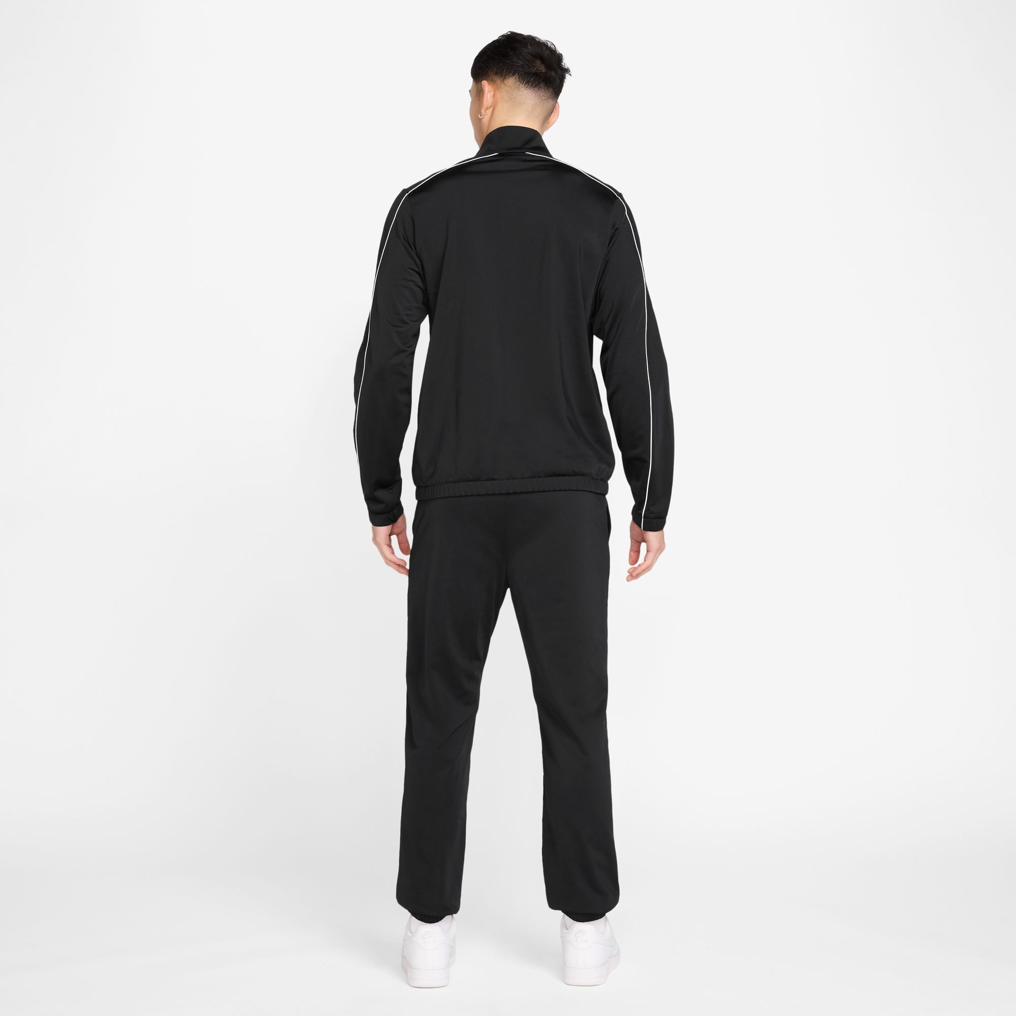 Nike Sportswear Trainingsanzug Nike Sportswear Club Men's Poly-Knit Tracksuit, mit leichtem Material, in Poly-Knit-Ausführung, aus Polyester