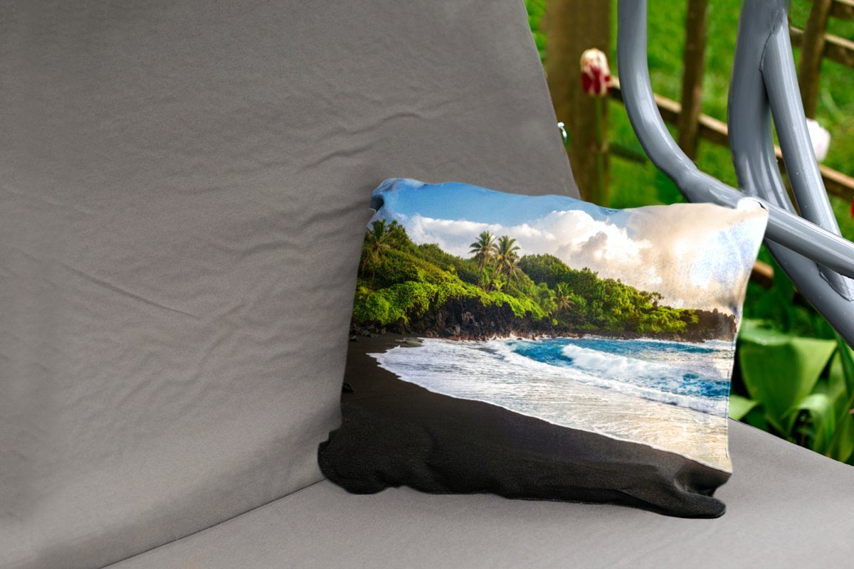 MuchoWow Dekokissen Ein schwarzer Sandstrand Kissenhülle Dekokissenbezug, Outdoor-Dekorationskissen, auf Polyester, Hawaii