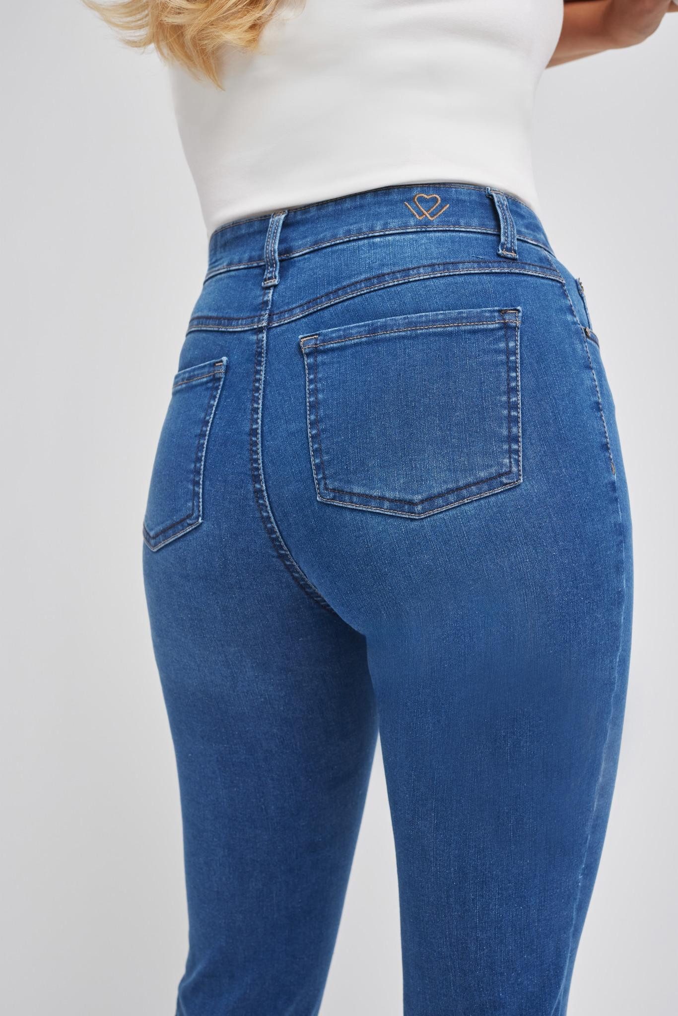 wonderjeans Bootcut-Jeans Figurbetonte Form mit leicht ausgestelltem Bein